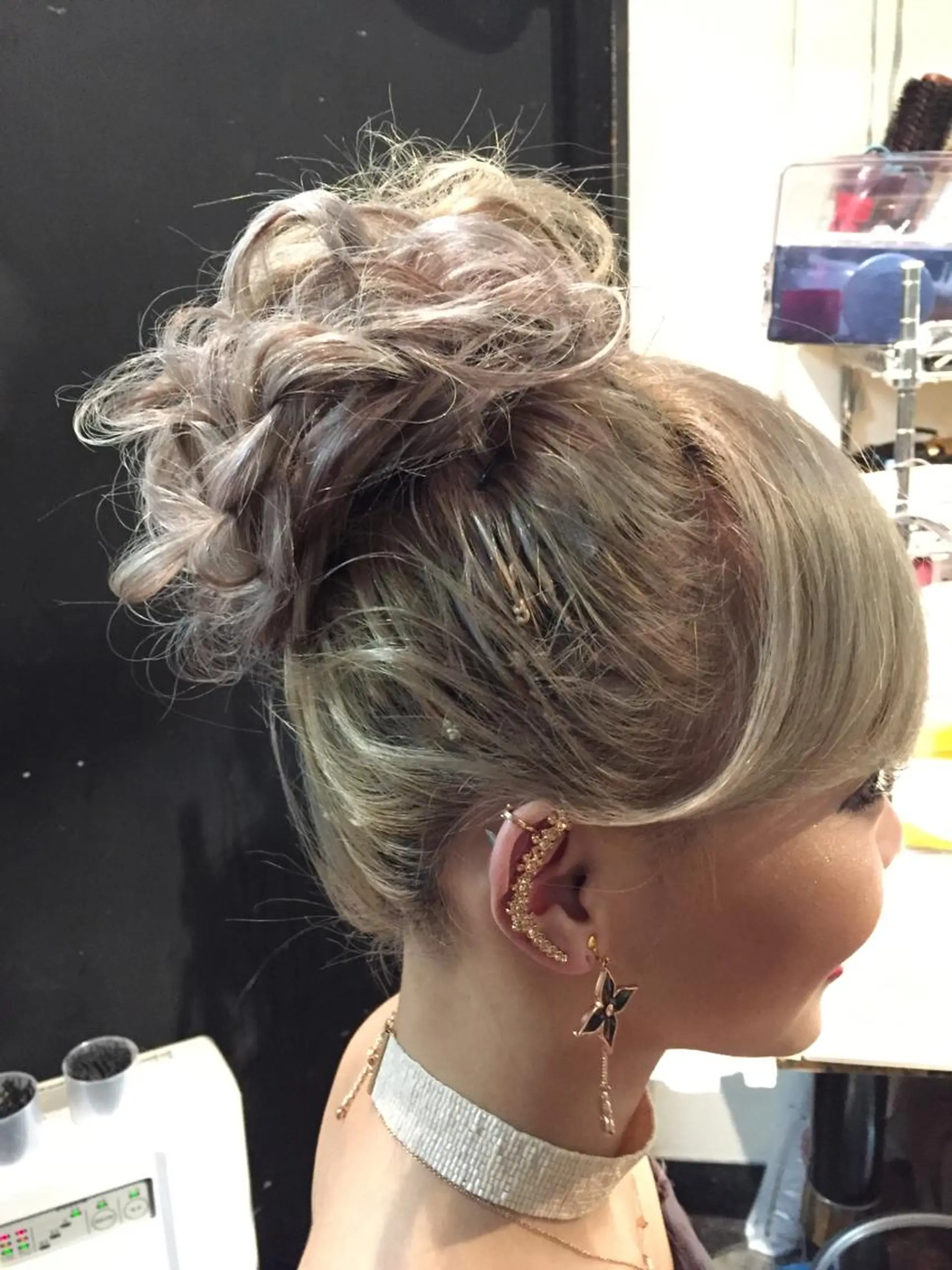 ロング カラー ヘアアレンジ お団子ヘア 枝毛カット＆髪質改善 満足NO.1岡しゃんのヘアスタイル