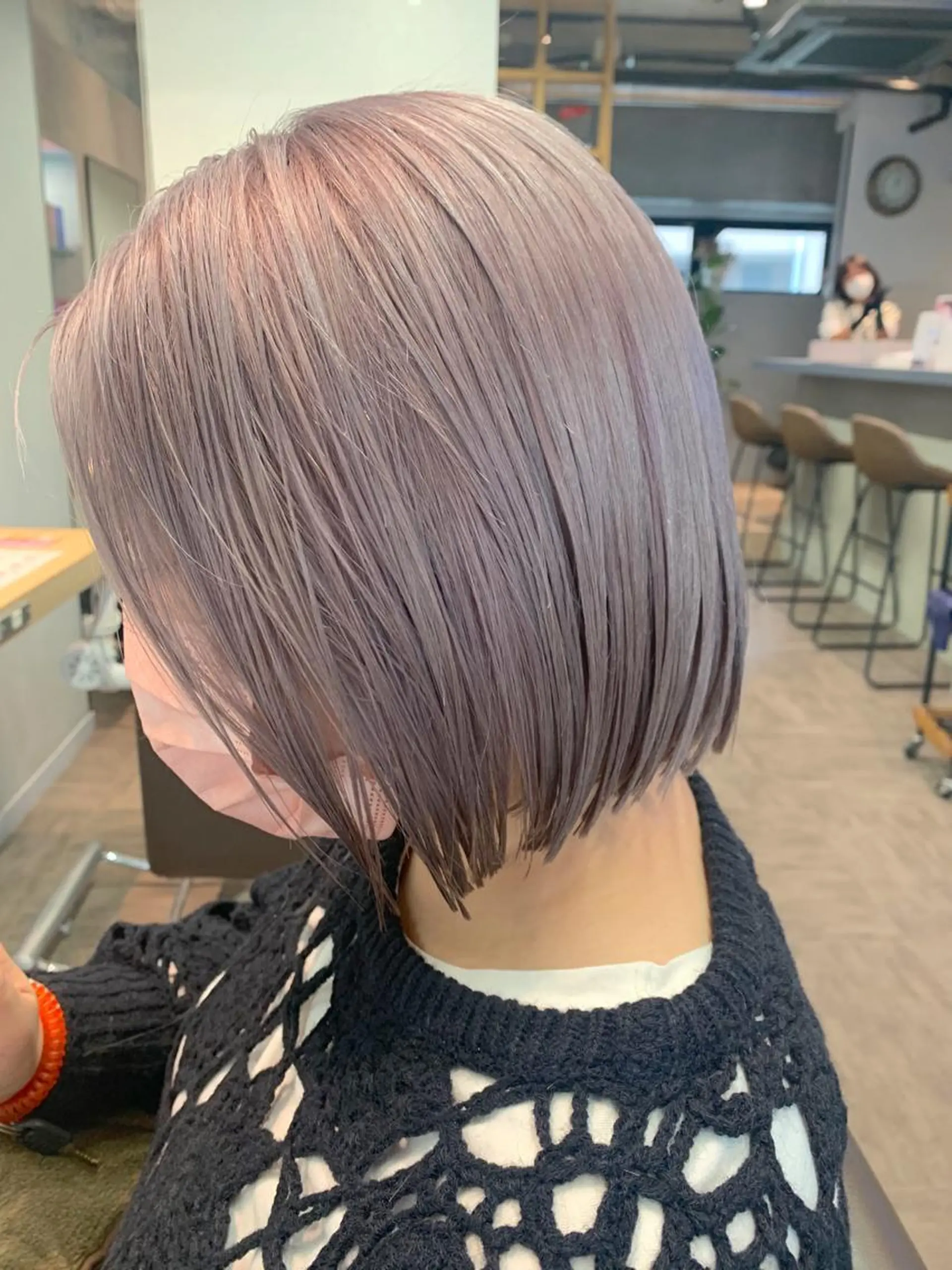 ショート カラー ヘアアレンジ 切りっぱなしボブ ショートボブ ブリーチ ハイトーンカラー ボブ カット ヘアカラー トリートメント サナ🌱 切りっぱなしボブのヘアスタイル