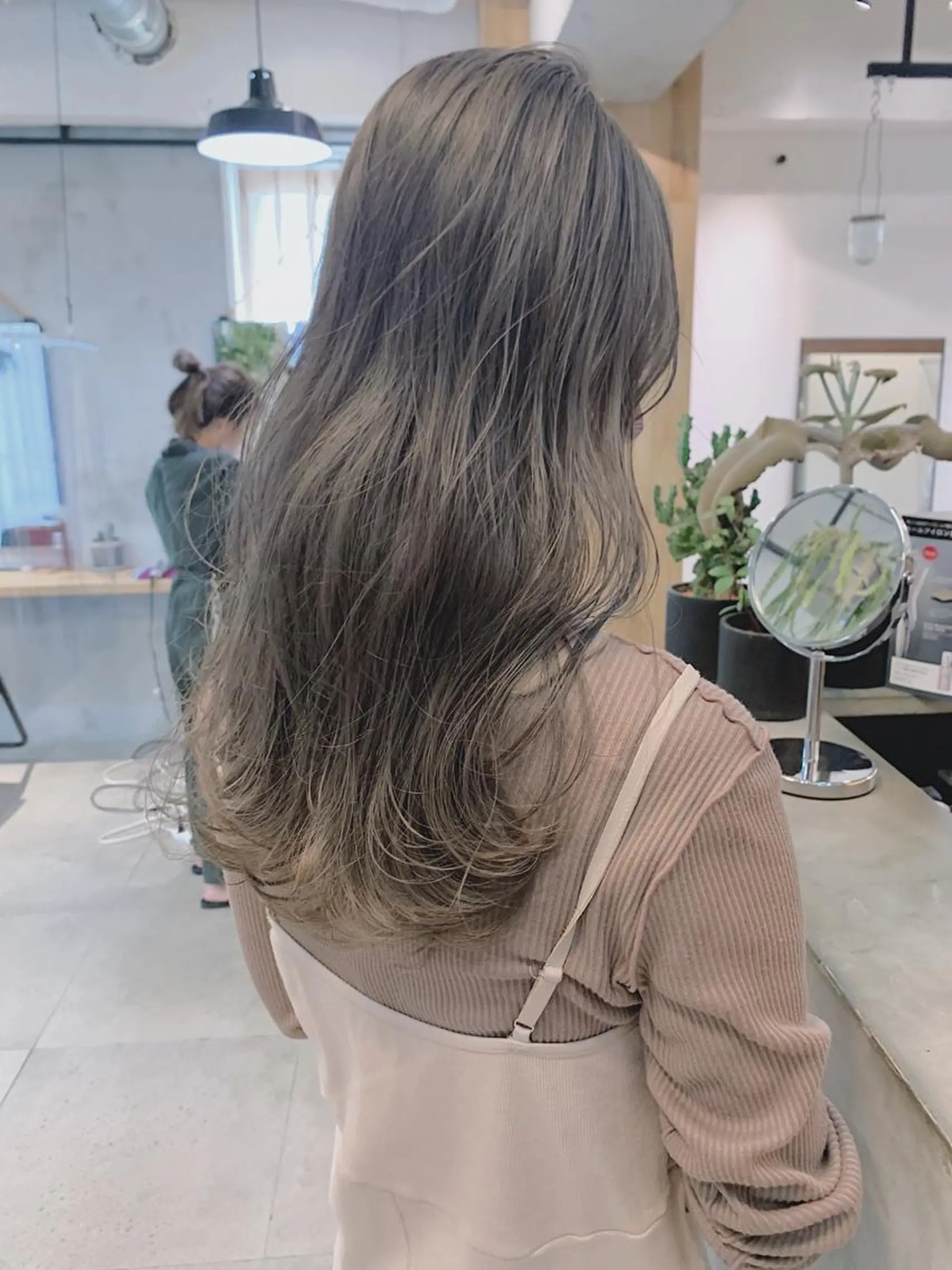 ロング カラー ネイル マツエク・マツパ ヘアカラー トリートメント グレージュ× ボブ× ハイトーン　前田隆太のヘアスタイル