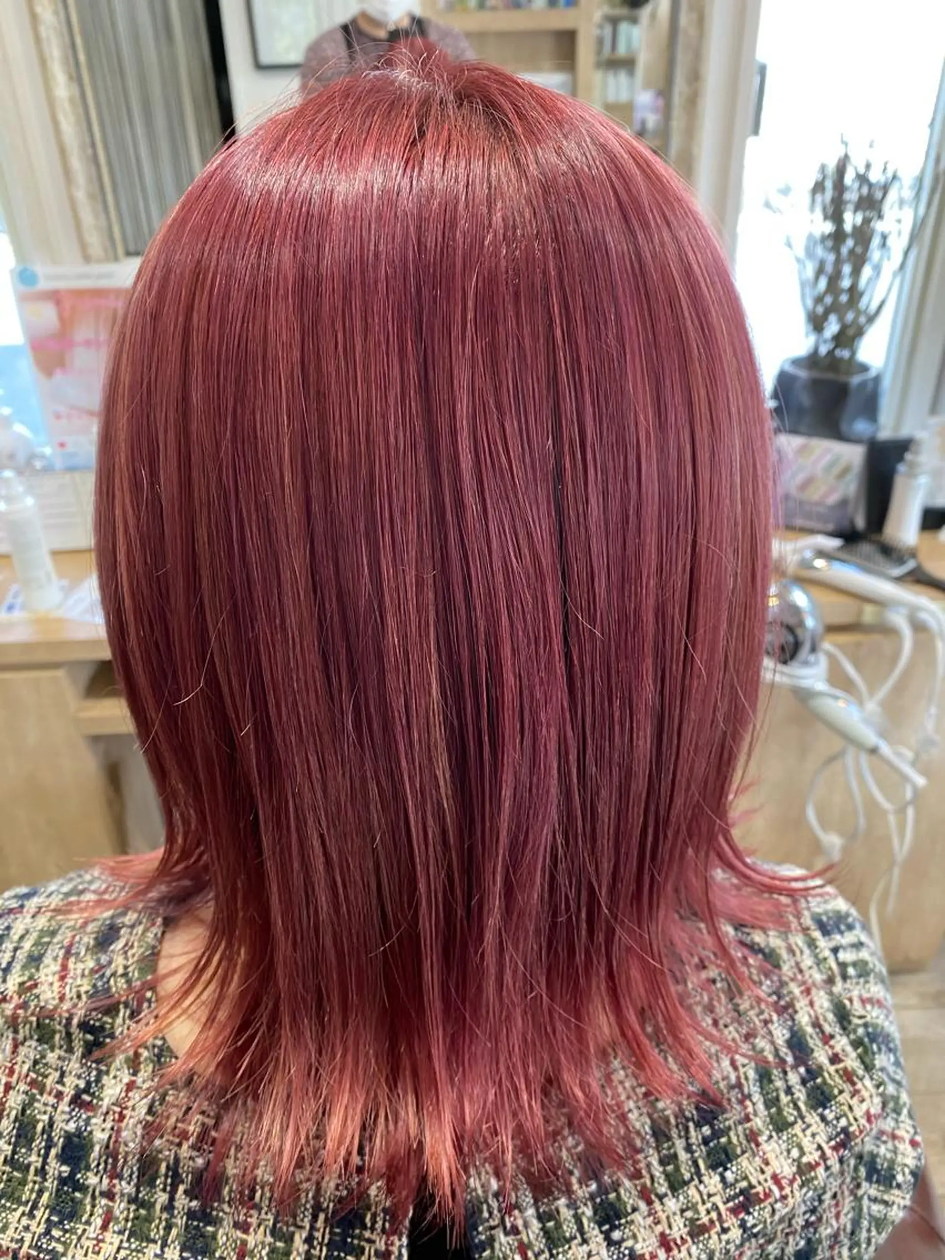 カラー カシス ピンクカラー レイヤーカット ハイトーンウエダのヘアスタイル