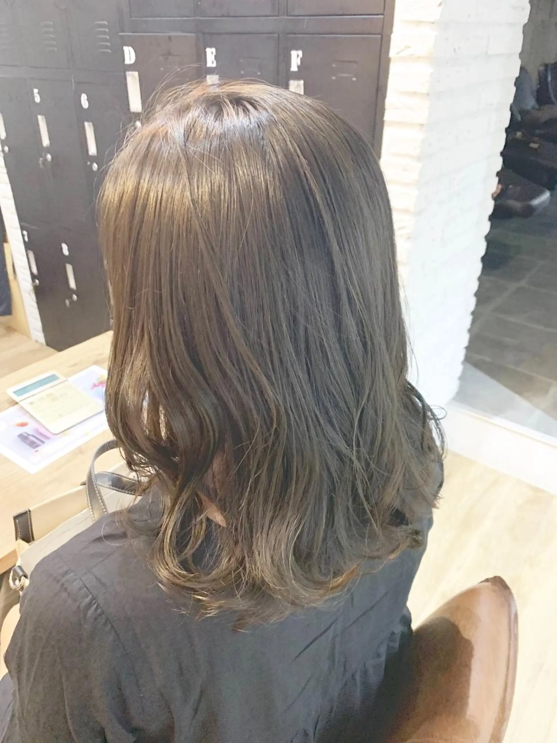 ミディアム いけだ　ひかり ハイライトくびれヘアのヘアスタイル