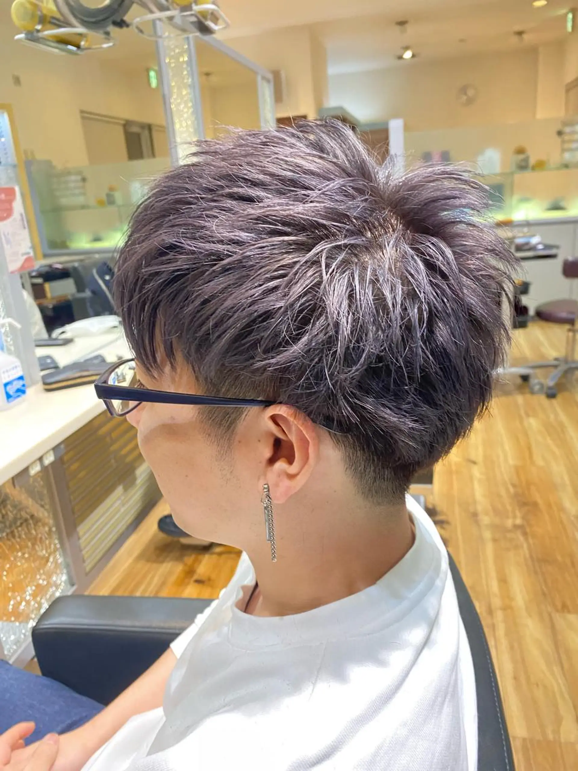 ショート カラー メンズ メンズブリーチ ブリーチ ダークグレー パープルカラー DOI   HAIR MAKE MODE所属・土井 祐之介のヘアスタイル