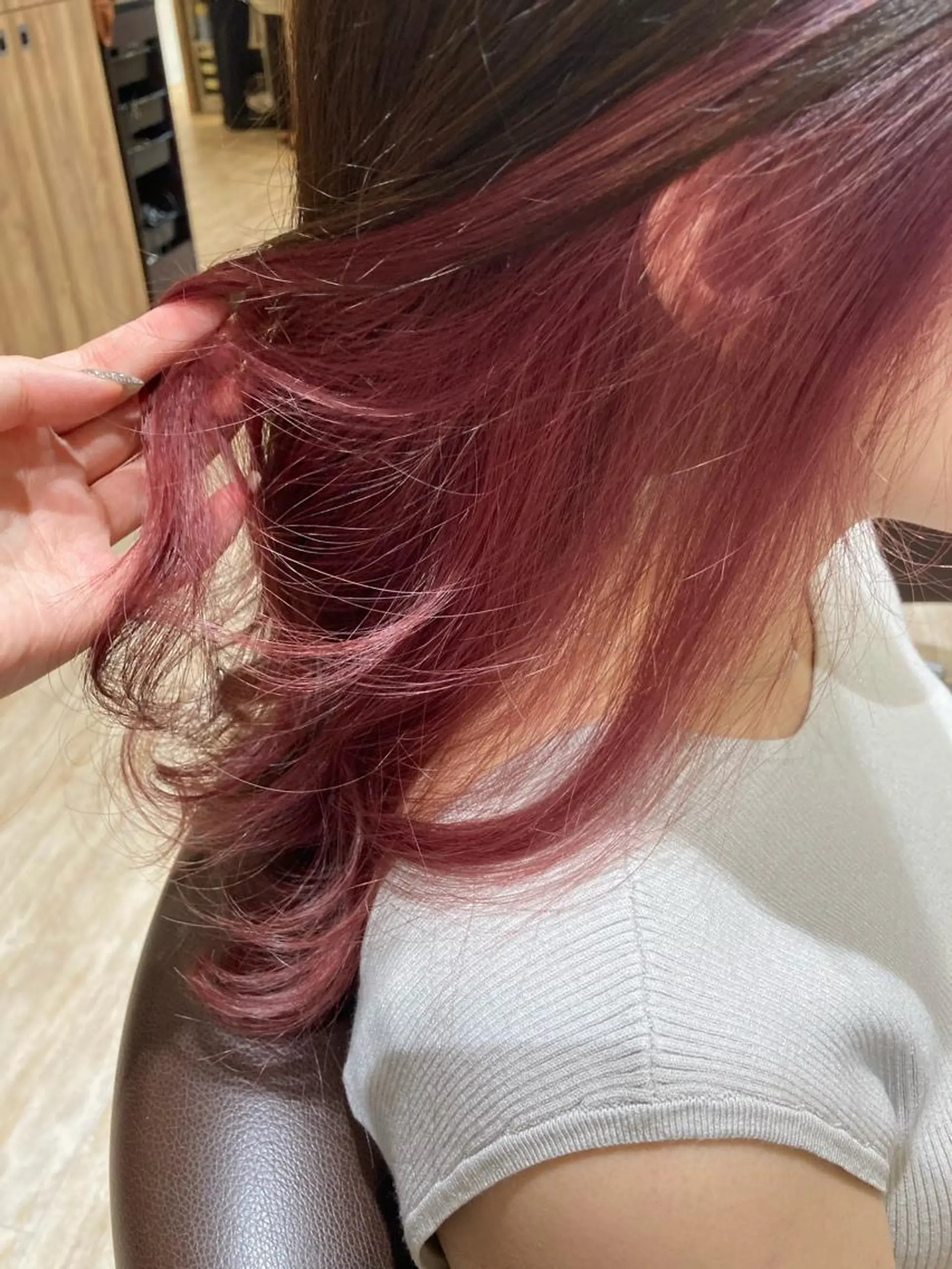 ロング カラー ブリーチ インナーカラー ピンクカラー 佐藤 睦月のヘアスタイル