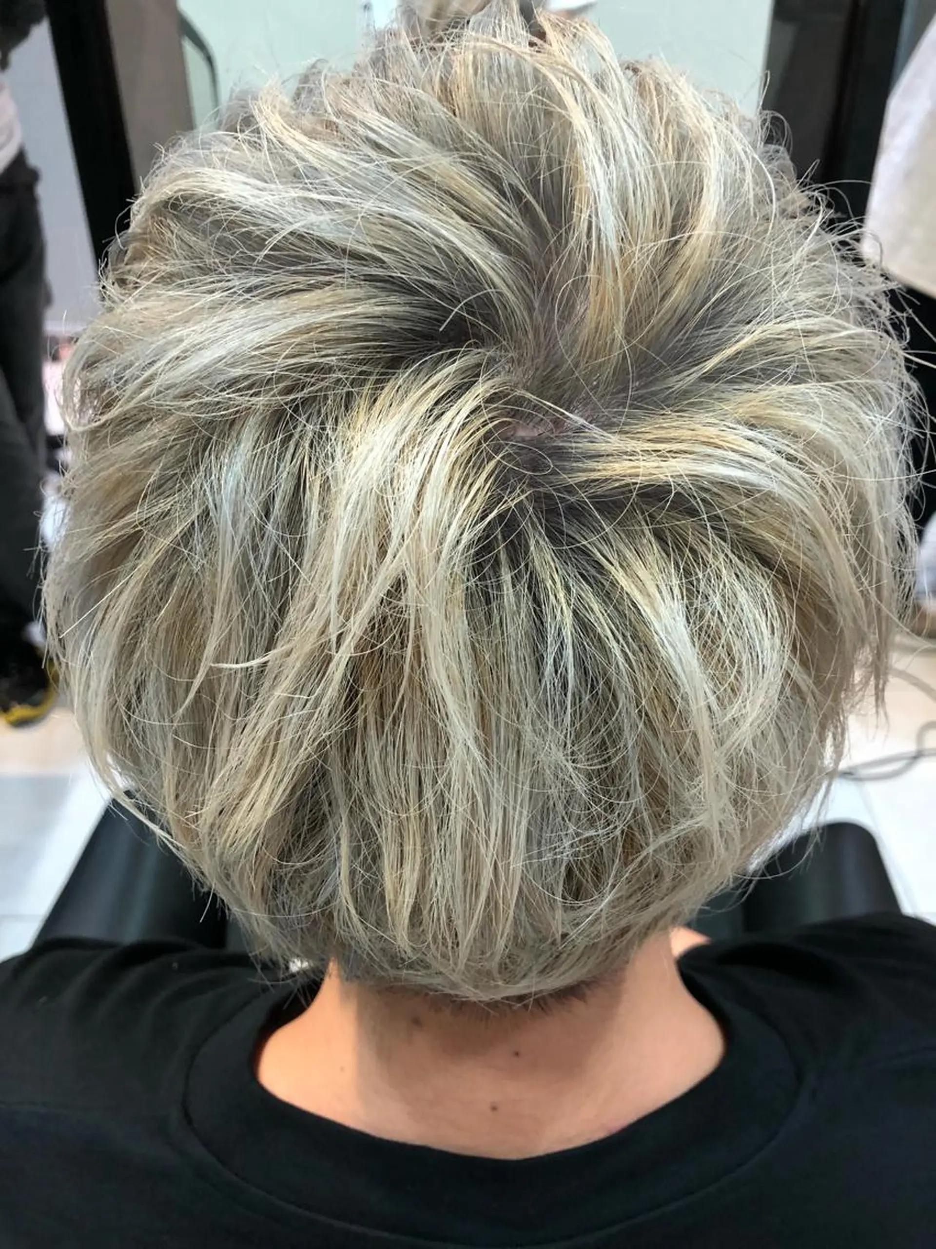 ショート カラー ブリーチ 透明感カラー シルバー ヘアカラー adept北千住店所属・✨髪質改善&ボブ✨ 近藤 凌のヘアスタイル