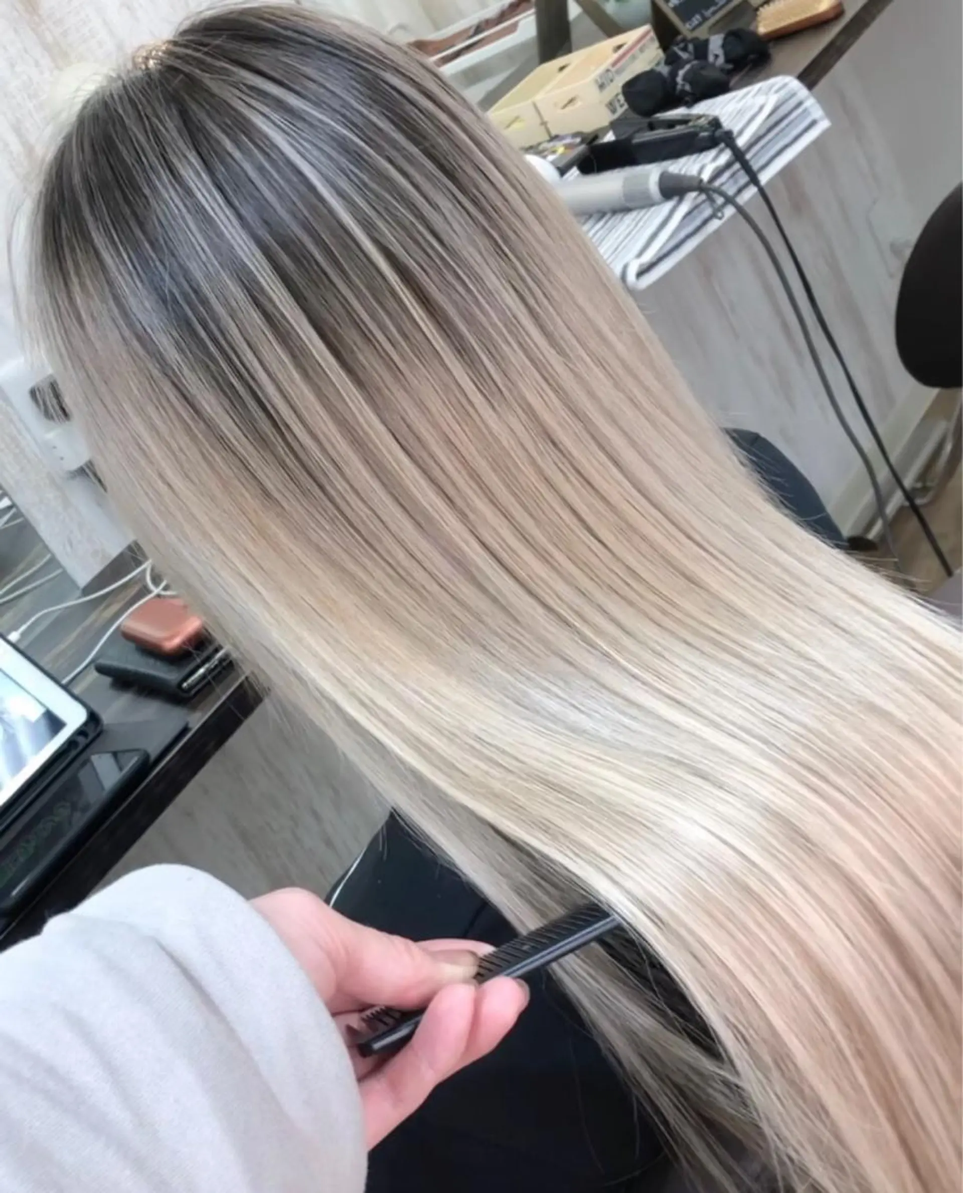 ロング カラー バレイヤージュ レイヤーカット プライベートサロン LyoN/RYOTAのヘアスタイル