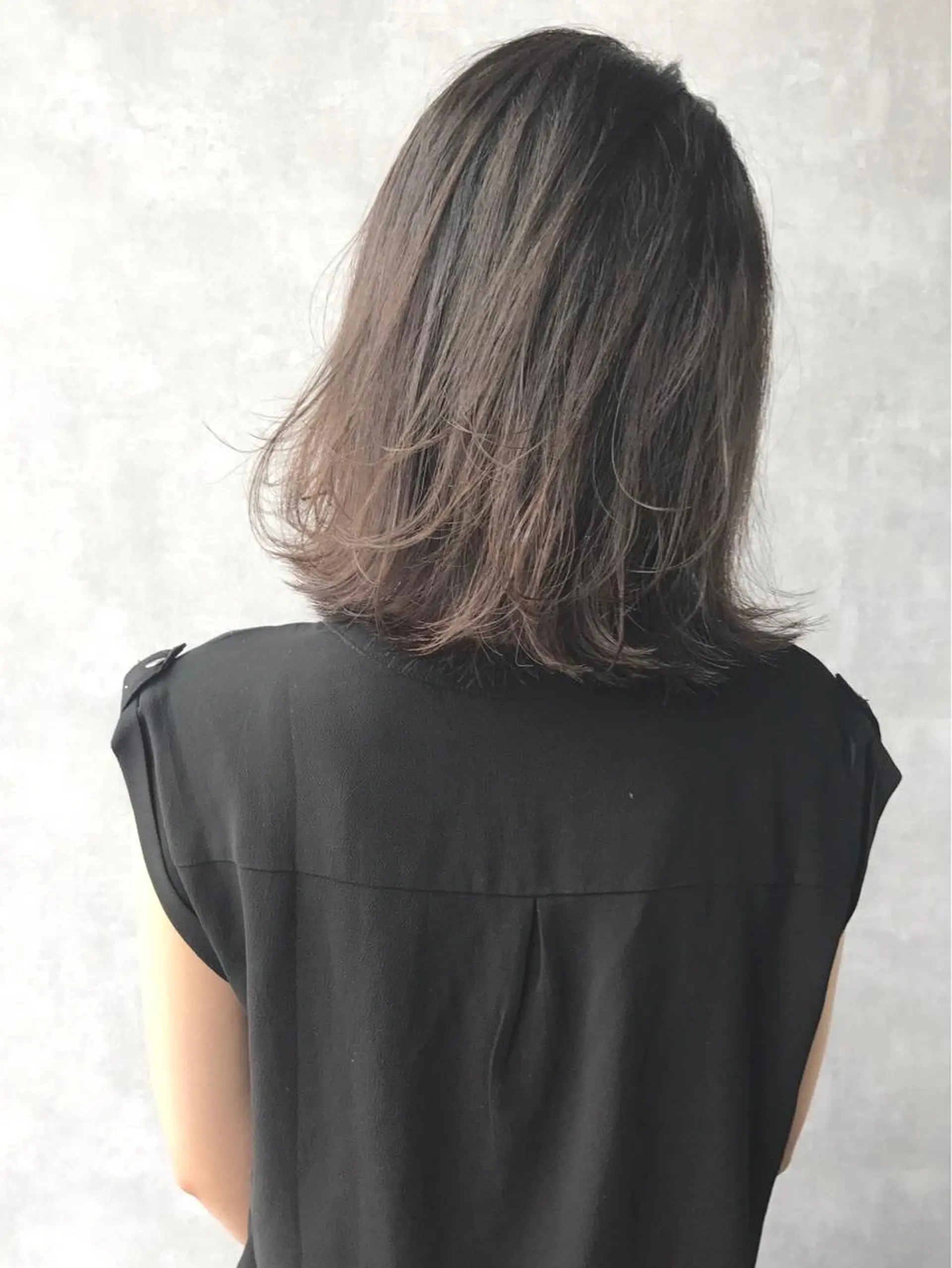 ミディアム カラー グレージュ TOMOYAレイヤー ブリーチ縮毛矯正のヘアスタイル