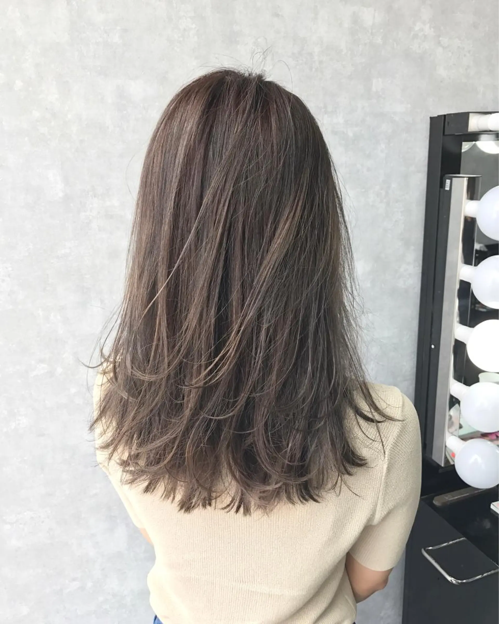 セミロング カラー グレージュ TOMOYAレイヤー ブリーチ縮毛矯正のヘアスタイル