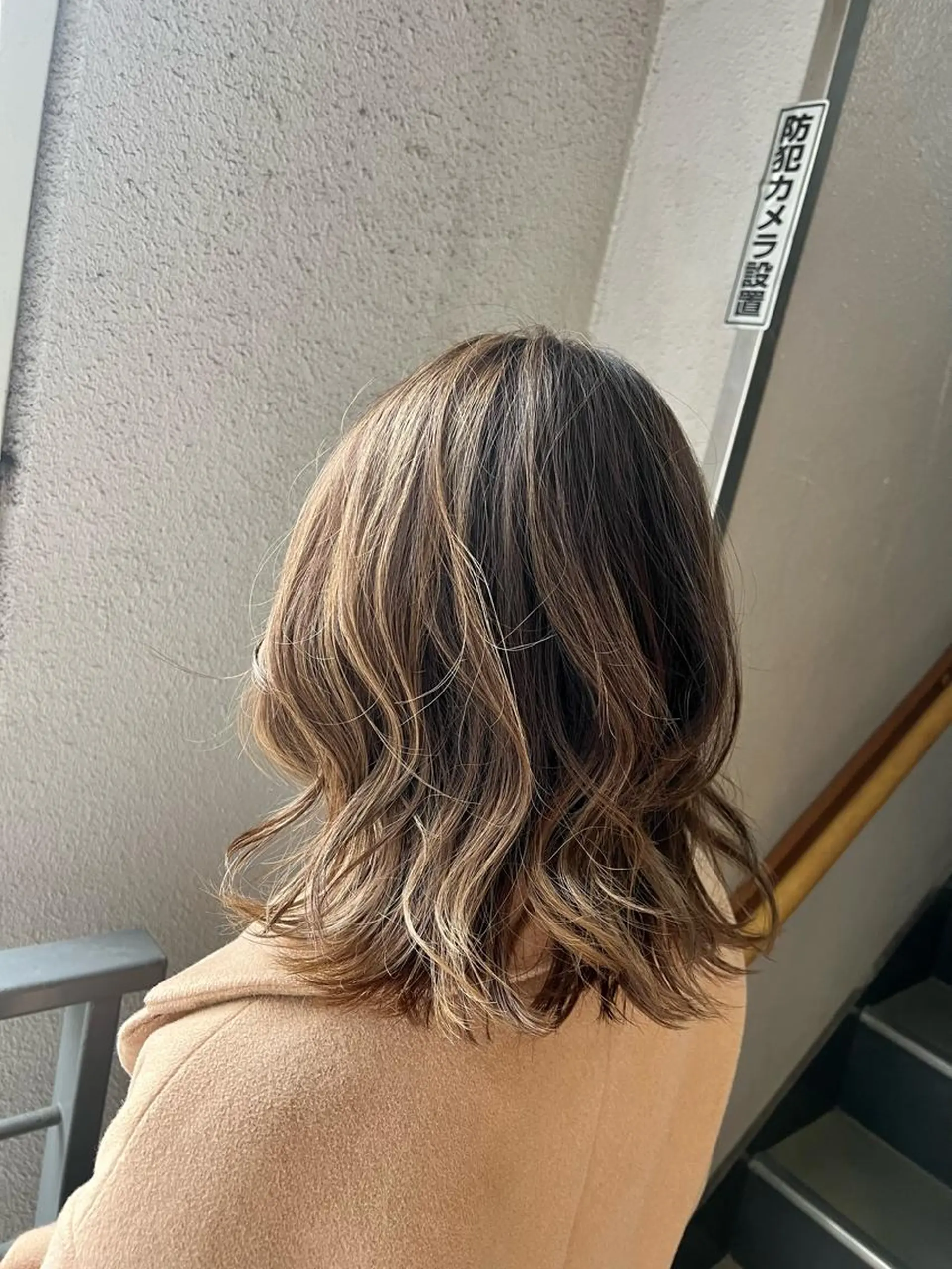 ミディアム カラー バレイヤージュ デザインカラー グレージュ ハイライトカラー ハイライト カット ヘアカラー トリートメント Kazu .Kのヘアスタイル