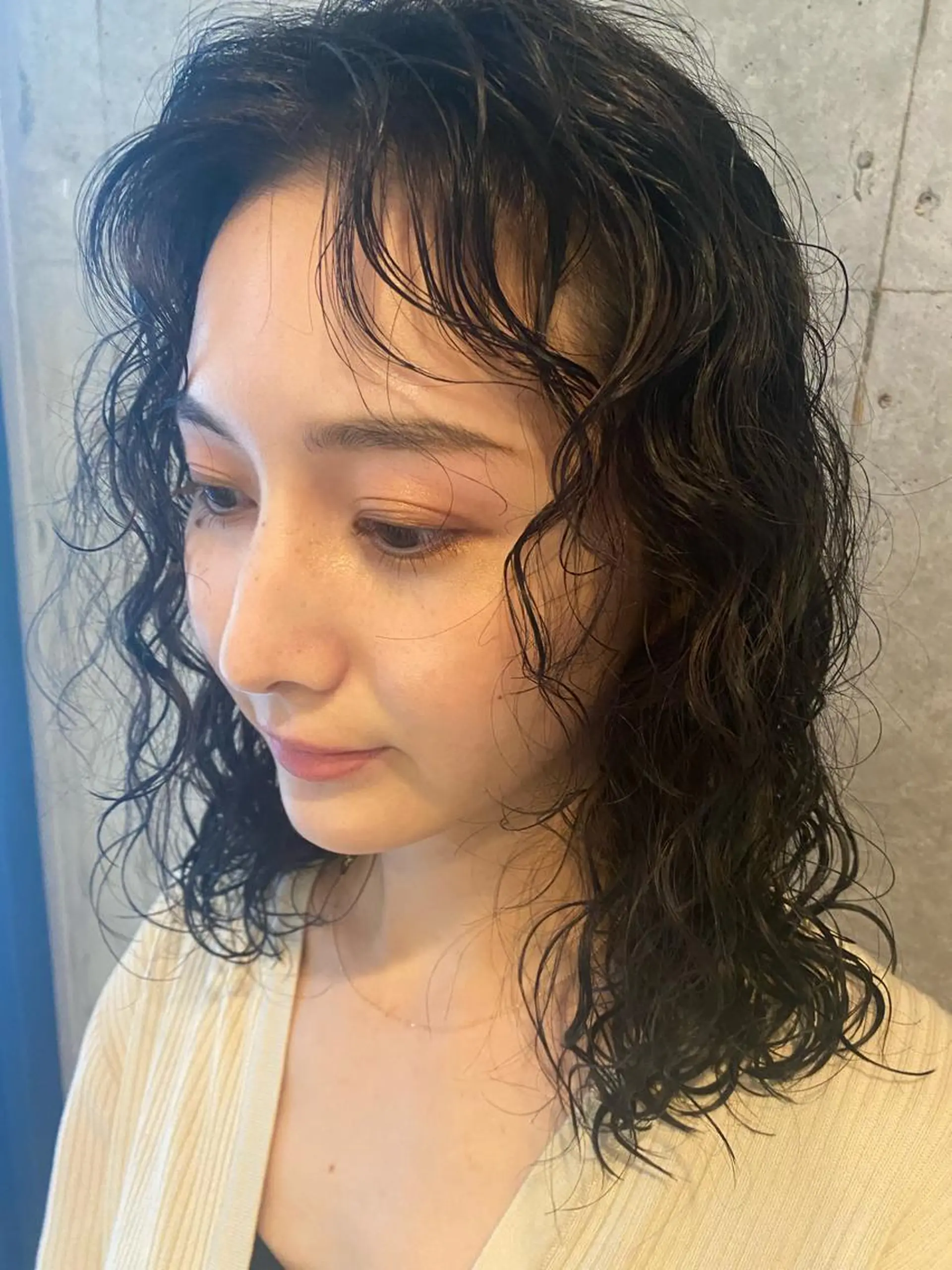 セミロング パーマ セミロングパーマ カット ヘアカラー パーマ Yahiko ハイトーンのヘアスタイル