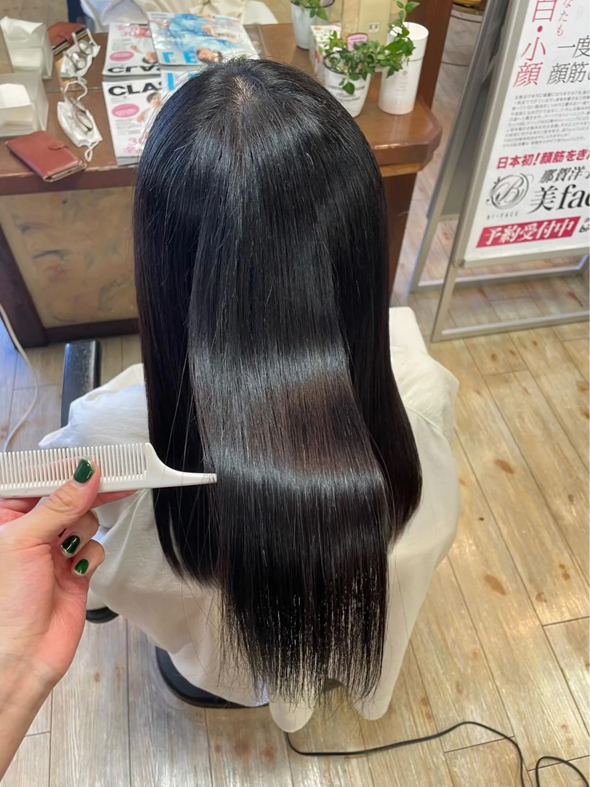 ミディアム 卒業式のヘアスタイル 縮毛矯正 ヘアカラー 縮毛矯正 QUATRO所属・渡辺 桃花のマツエク・マツパデザイン