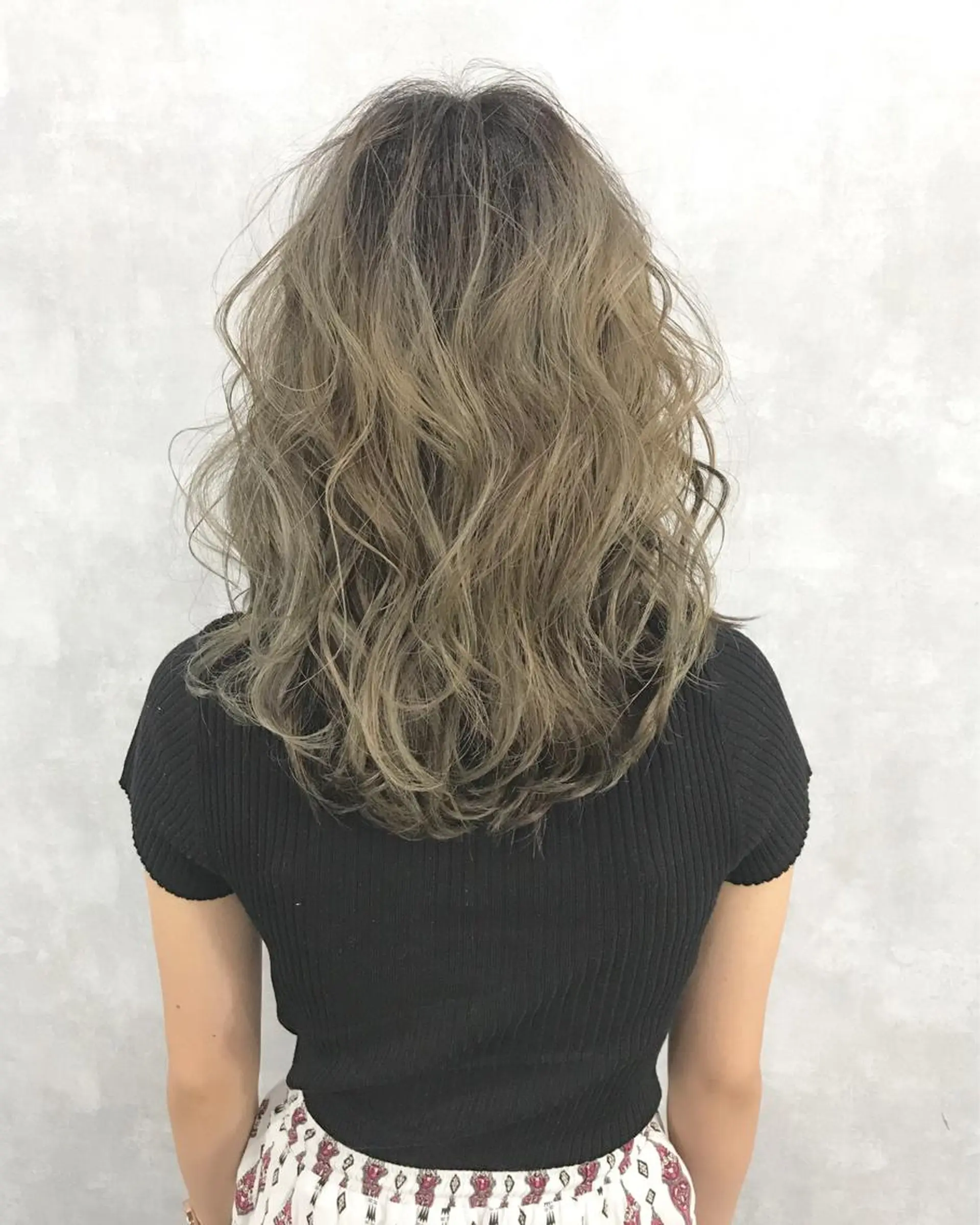 セミロング カラー ベージュカラー ハイライトカラー 3Dハイライト ハイライト TOMOYAレイヤー ブリーチ縮毛矯正のヘアスタイル