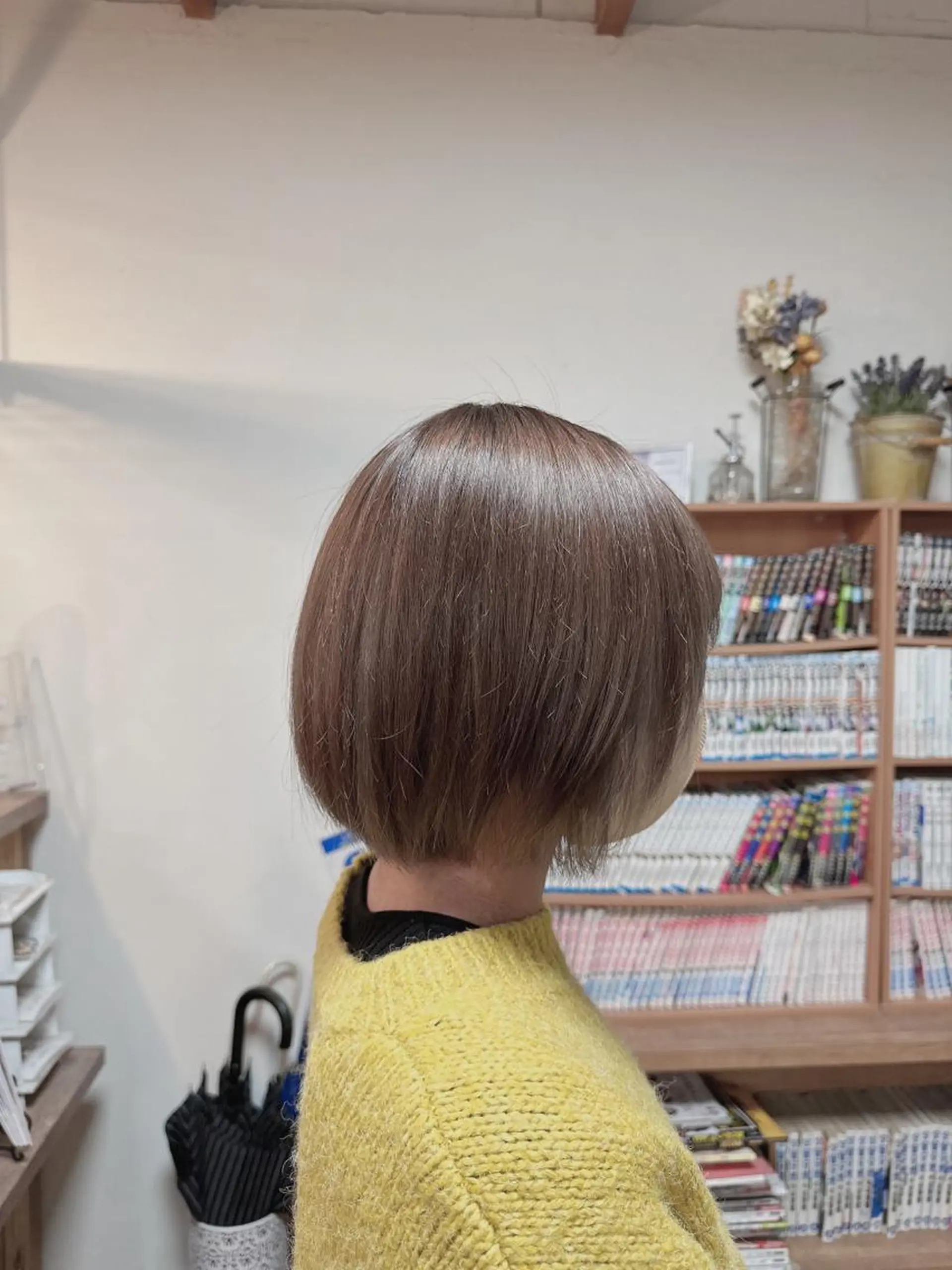 ショート カラー ROIS渋谷【ロイス】所属・高橋大樹/ブリーチ/ ミルクティーベージュのヘアスタイル