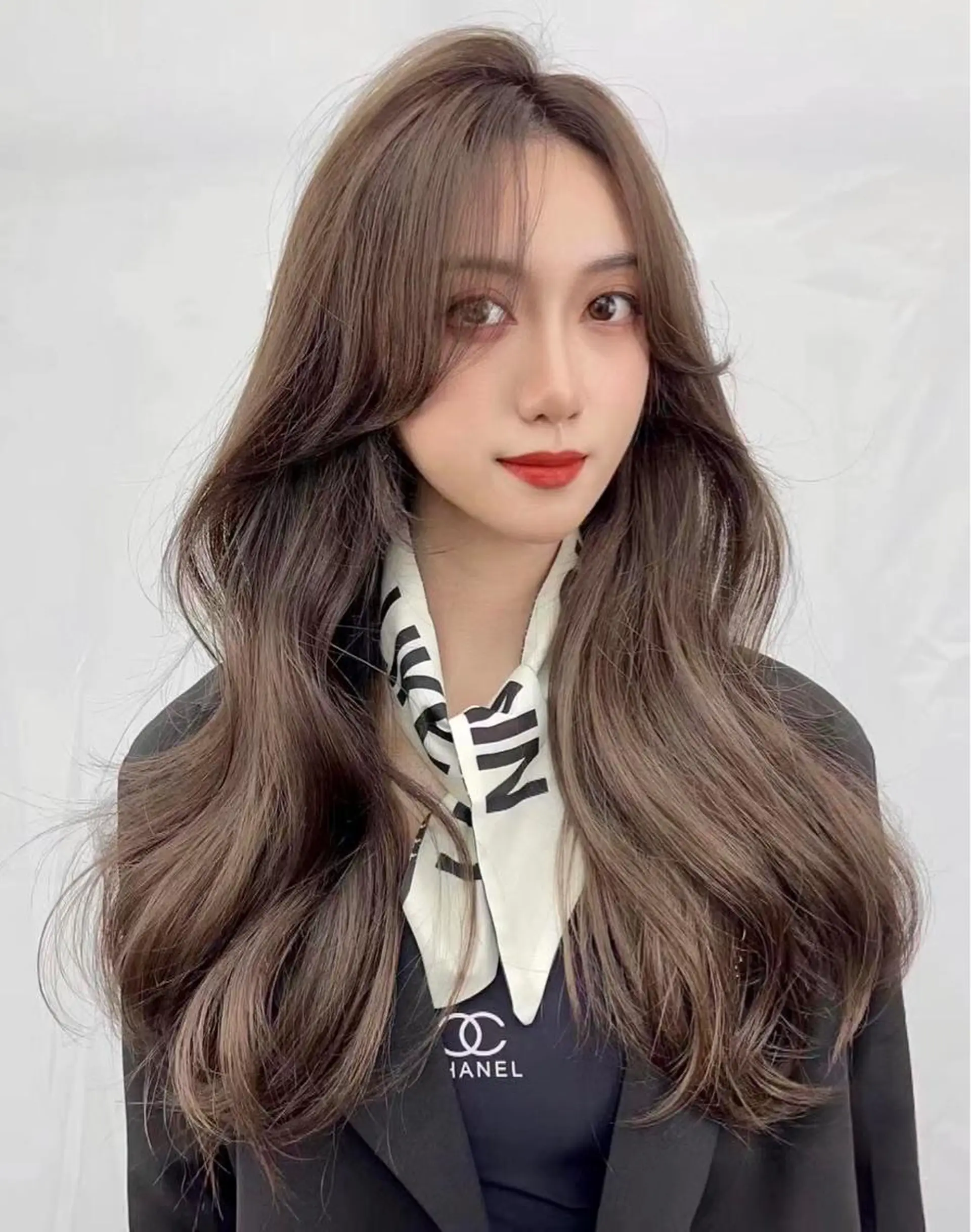 セミロング カラー ベージュカラー ブリーチ イヤリングカラー 韓国風カラー ブリーチなしカラー カット ヘアカラー トリートメント 鈴木 一貴のヘアスタイル