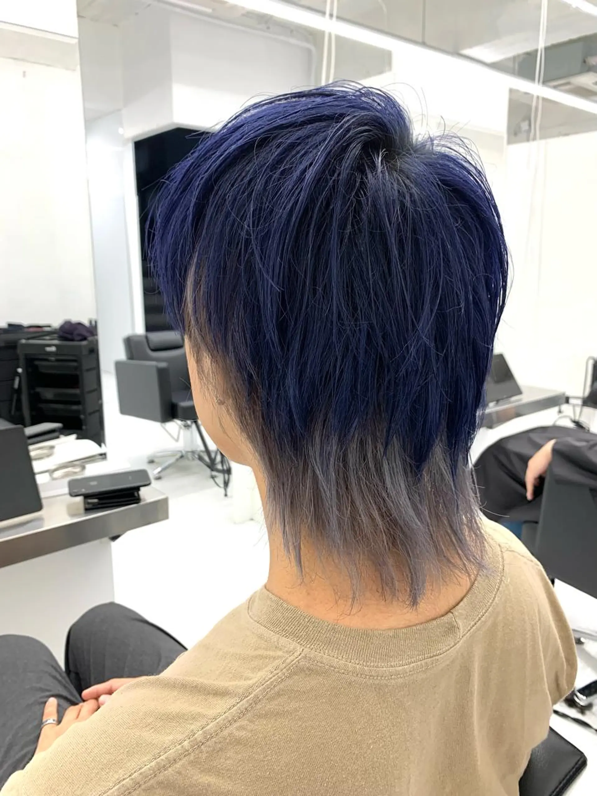 カラー メンズ マッシュウルフ マッシュ メンズウルフカット ネイビーカラー シルバー カット ヘアカラー トリートメント スパイキーパーマ 柏NO1 藤本葉のヘアスタイル