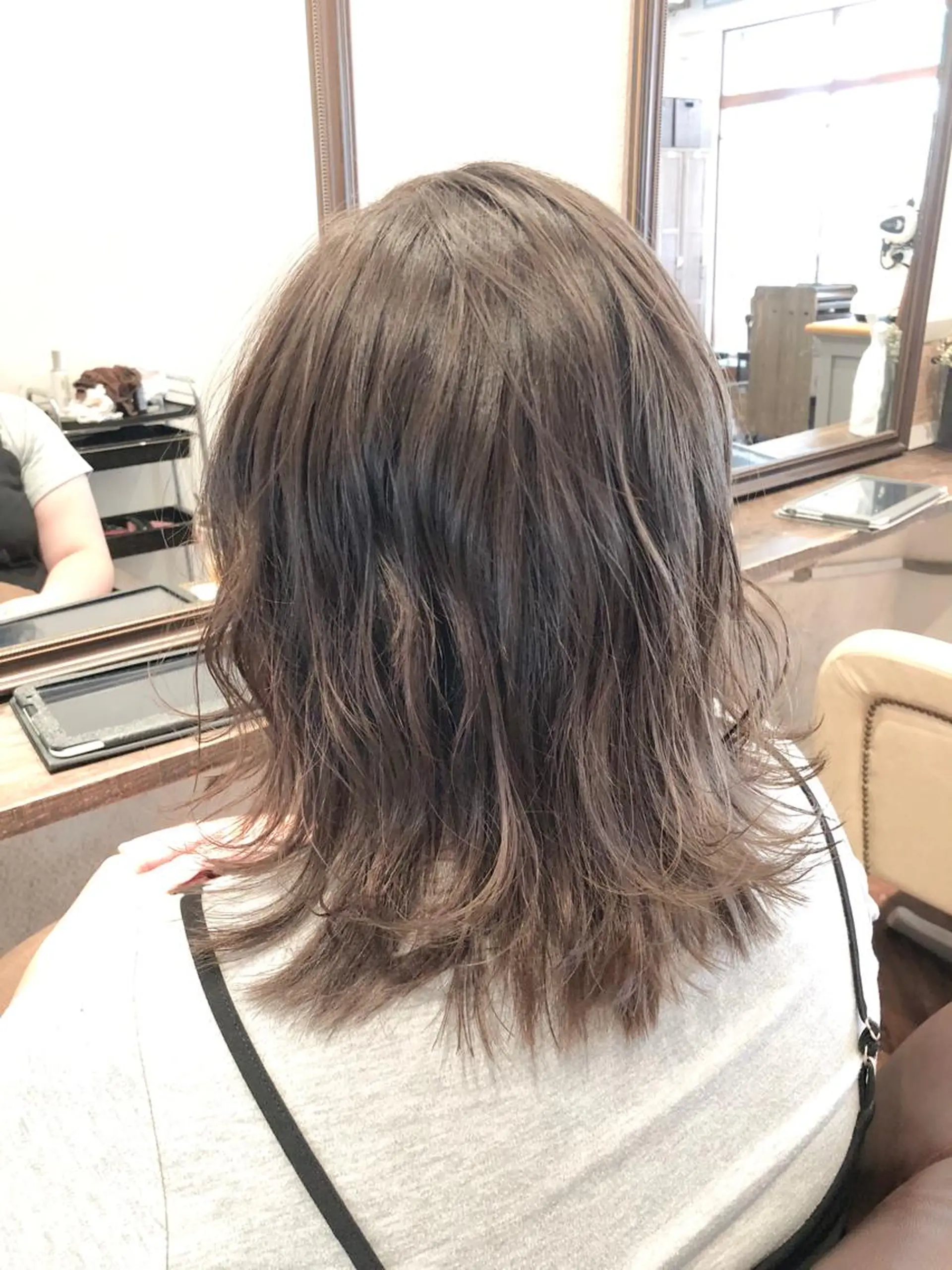 ミディアム カラー アッシュ アッシュグレー ヘアカラー トリートメント いしだ みさきのヘアスタイル