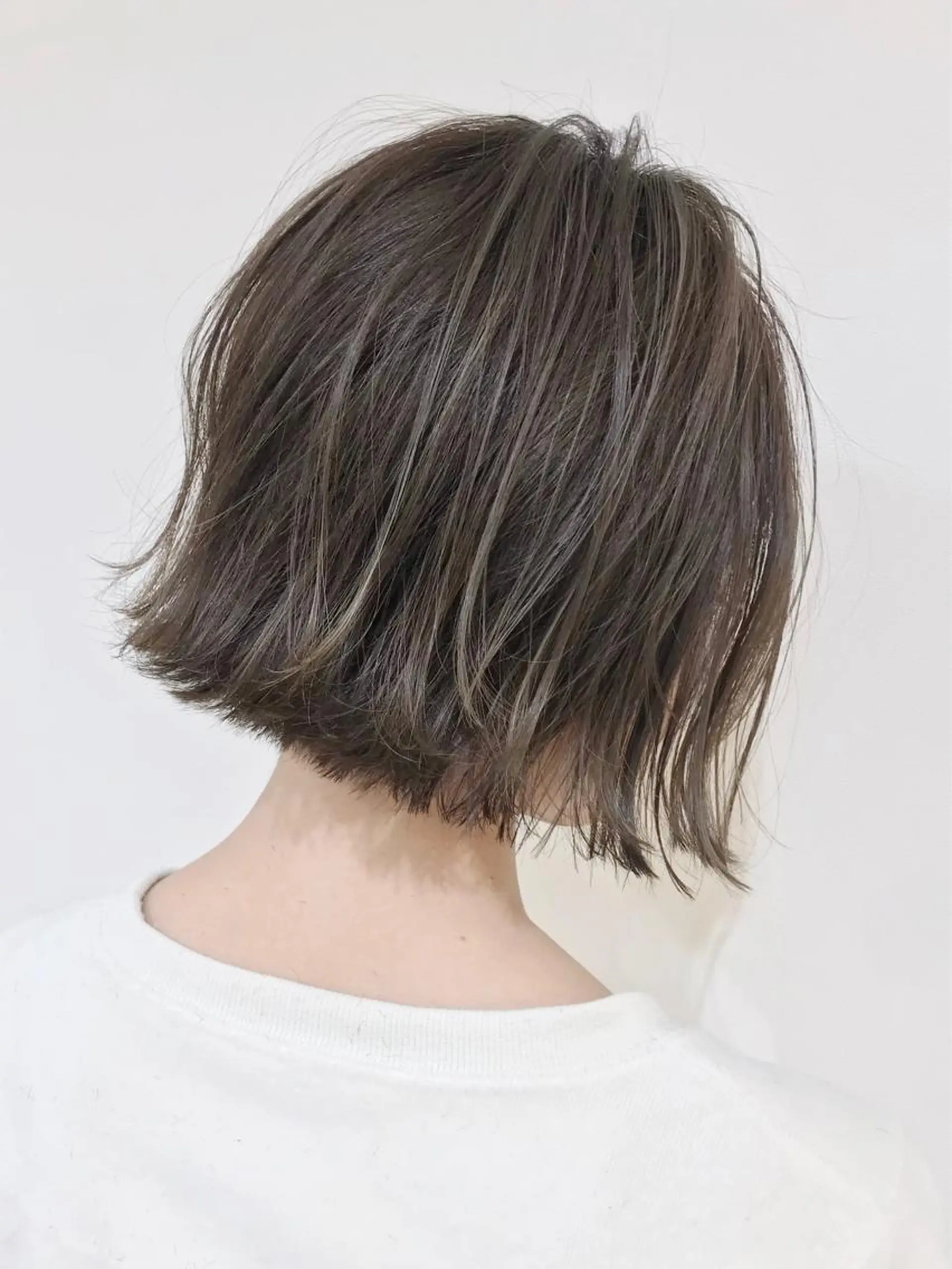 ショート カラー 切りっぱなしボブ デザインカラー ハイライトカラー ボブ ハイライト カット ヘアカラー ボブ・レイヤーカット 吉敷航一のヘアスタイル