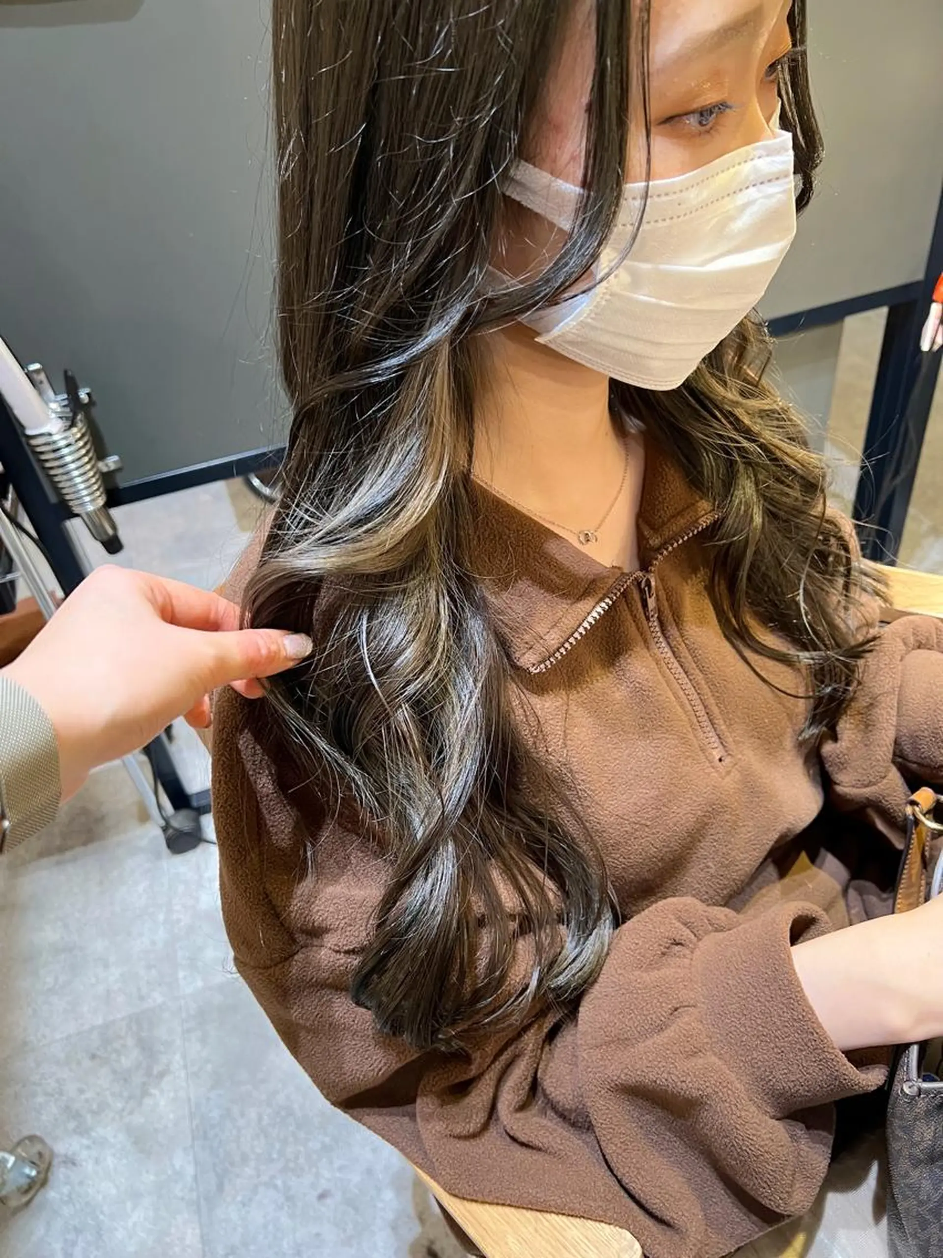 ロング カラー シルバー カット ヘアカラー ノイシキ サキのヘアスタイル