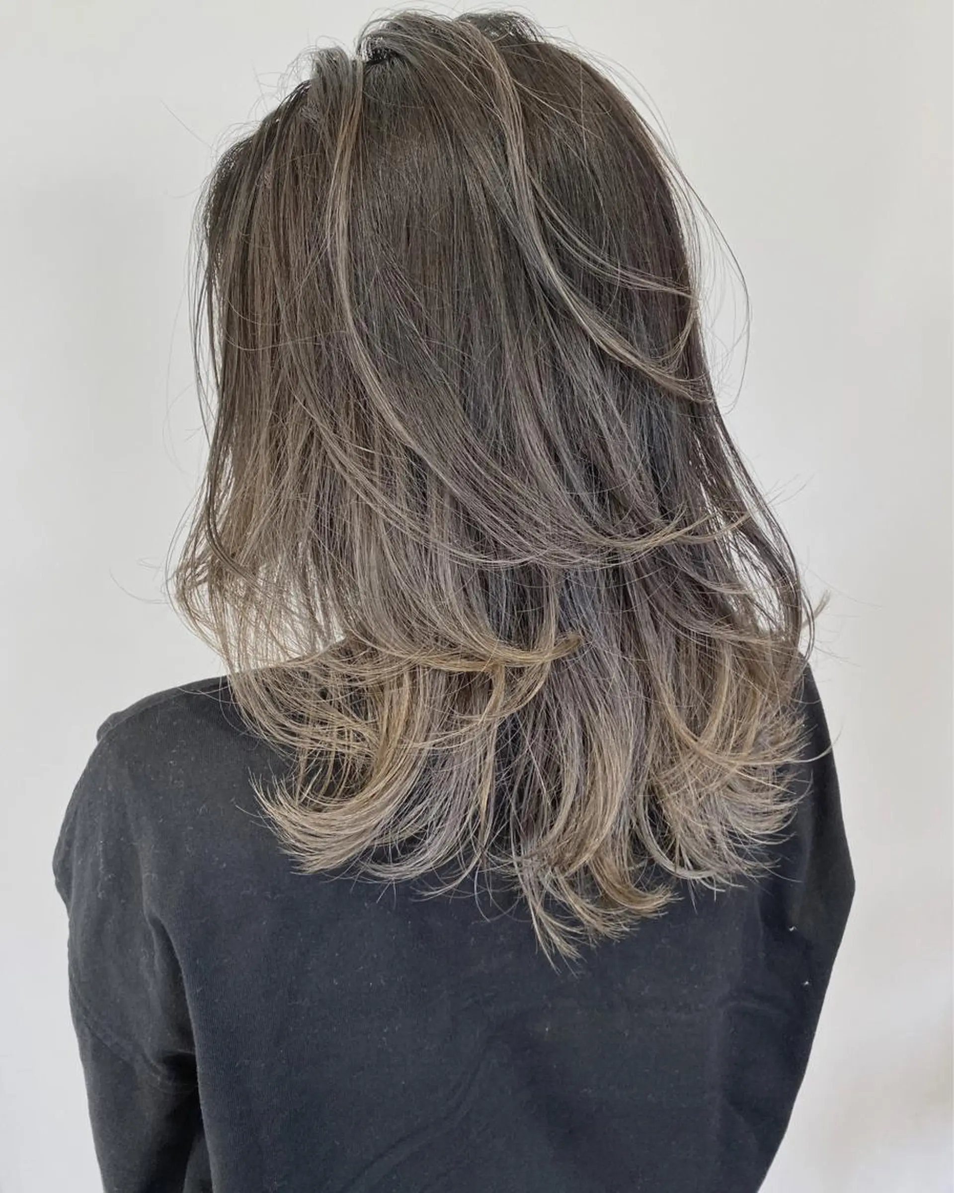 セミロング カラー ブリーチ グラデーションカラー ハイライトカラー ハイライト ヘアカラー 入江 志穂のヘアスタイル