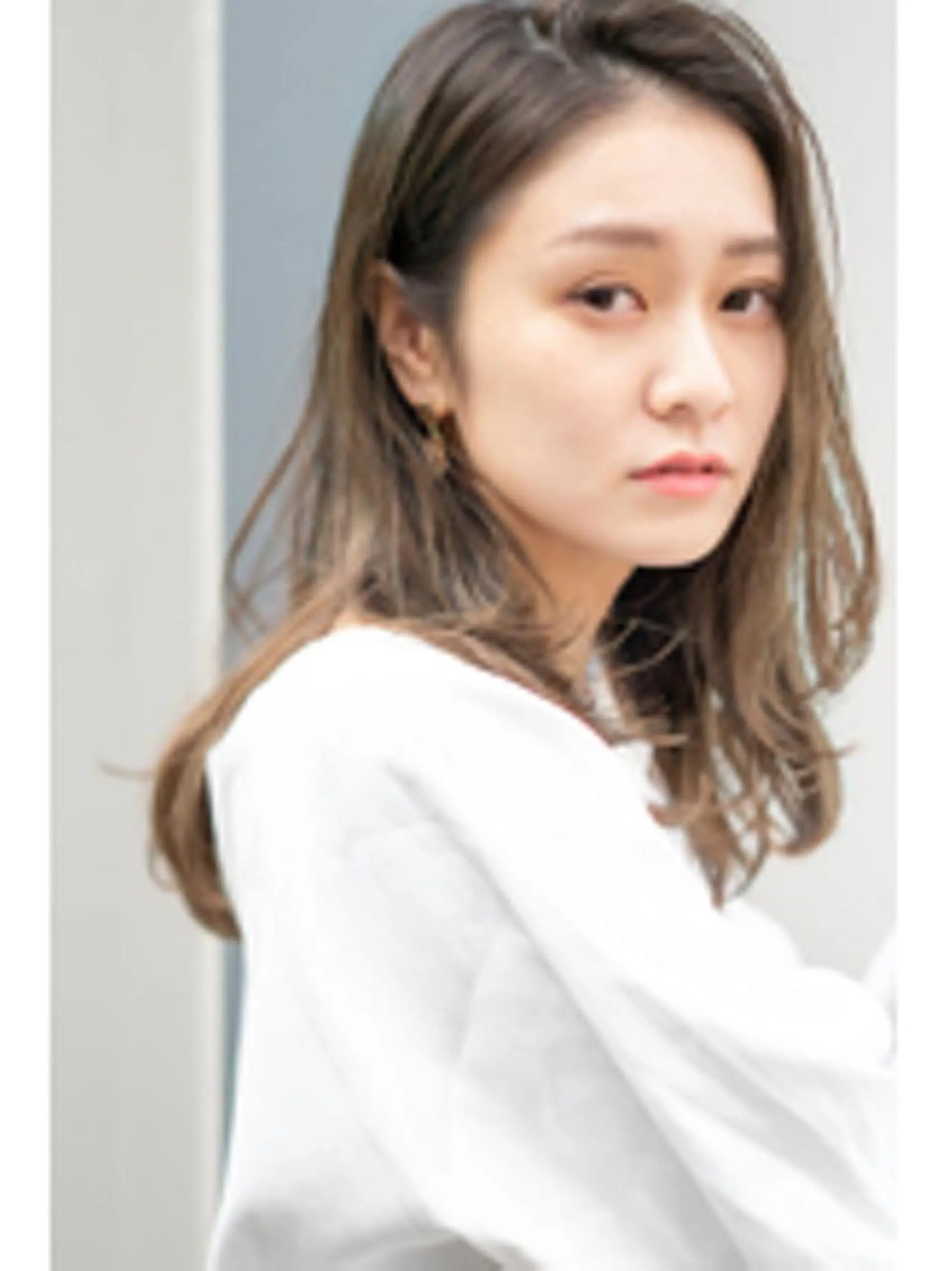 セミロング アッシュ ヘアカラー SiLO 【シロ】のヘアスタイル