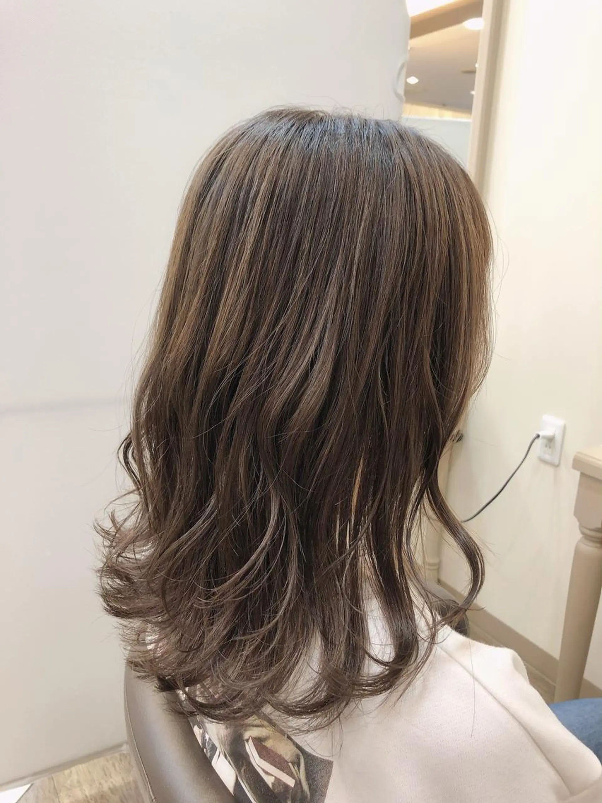 ミディアム カラー グレージュ ハイライトカラー ハイライト ヘアカラー 尚平 髪質改善 大人のデザインカラーのその他イメージ