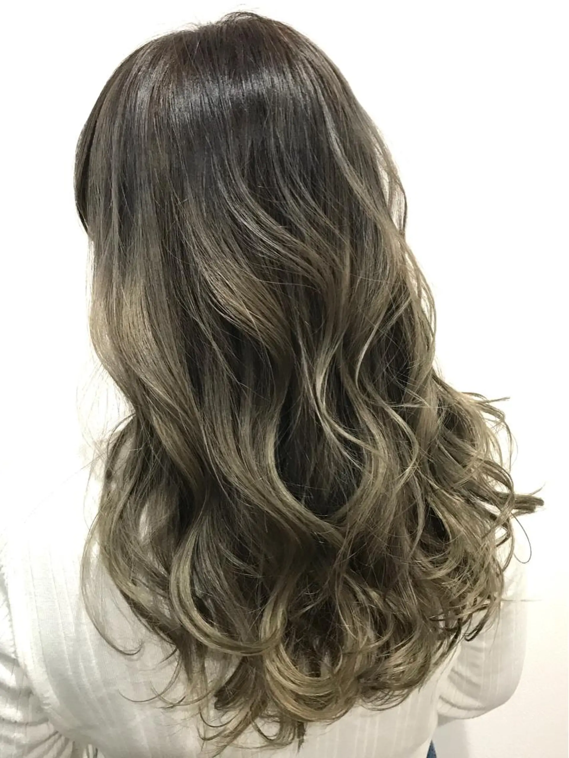 ロング カラー ブリーチ シルバー Heart's所属・若杉 諒のヘアスタイル