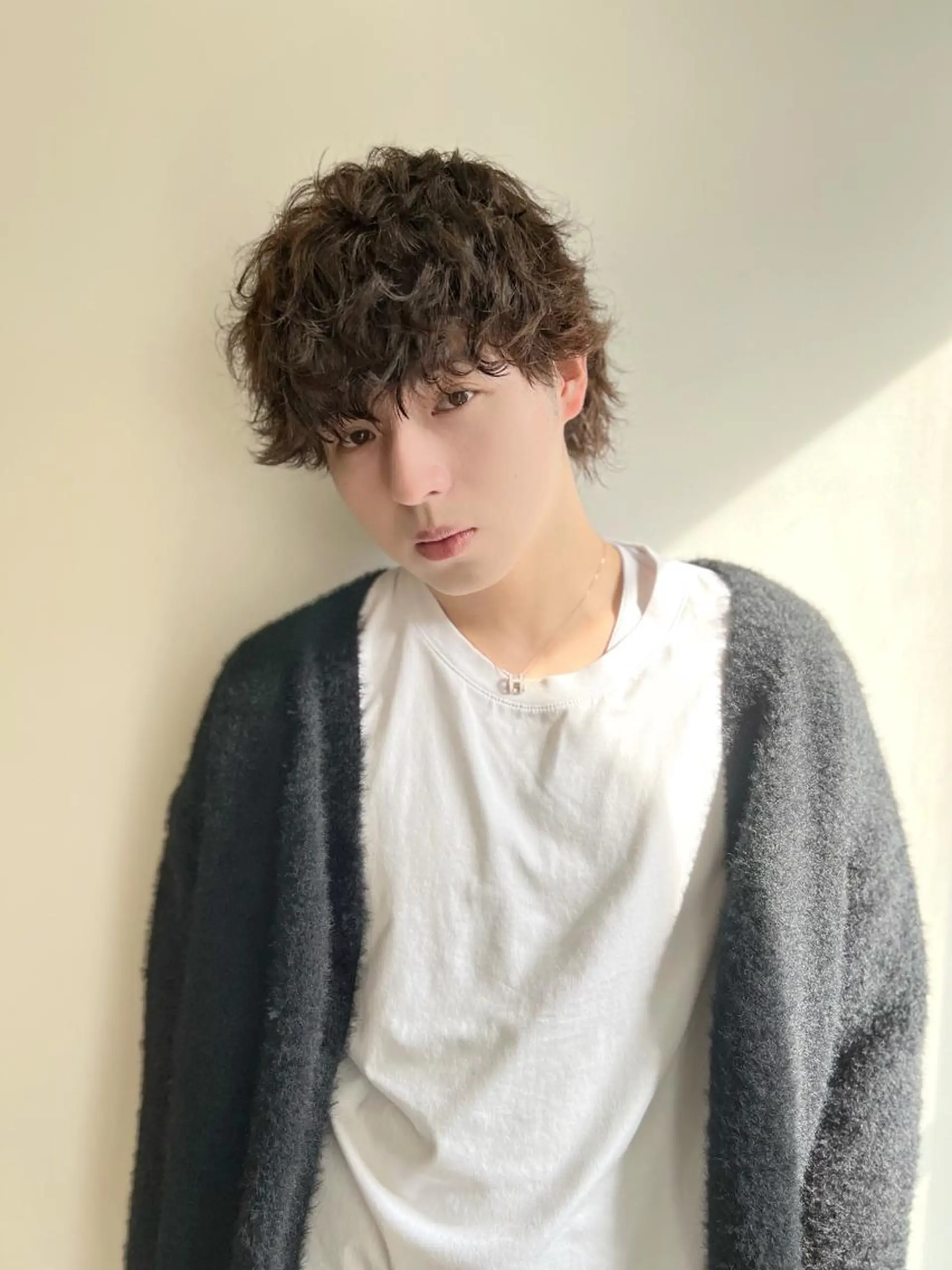 ショート パーマ メンズ メンズブリーチ センターパート フェードカット メンズハイライト メンズハイトーン メンズStylist 山根慧のヘアスタイル