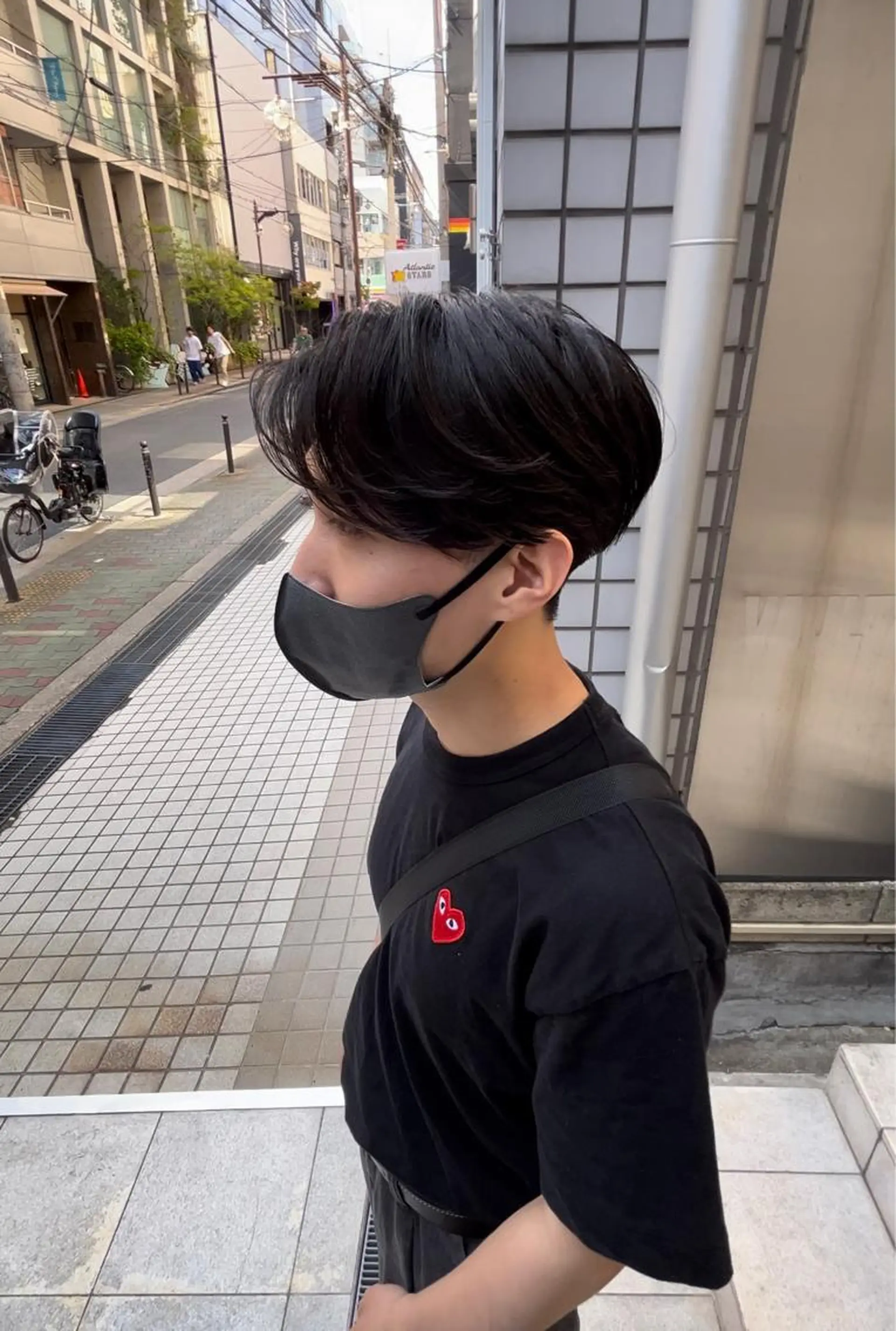 ショート カラー パーマ メンズ センターパート ダウンパーマ カルマパーマ メンズパーマ ニュアンスパーマ カット パーマ ヘアセット 森下 佑大のヘアスタイル
