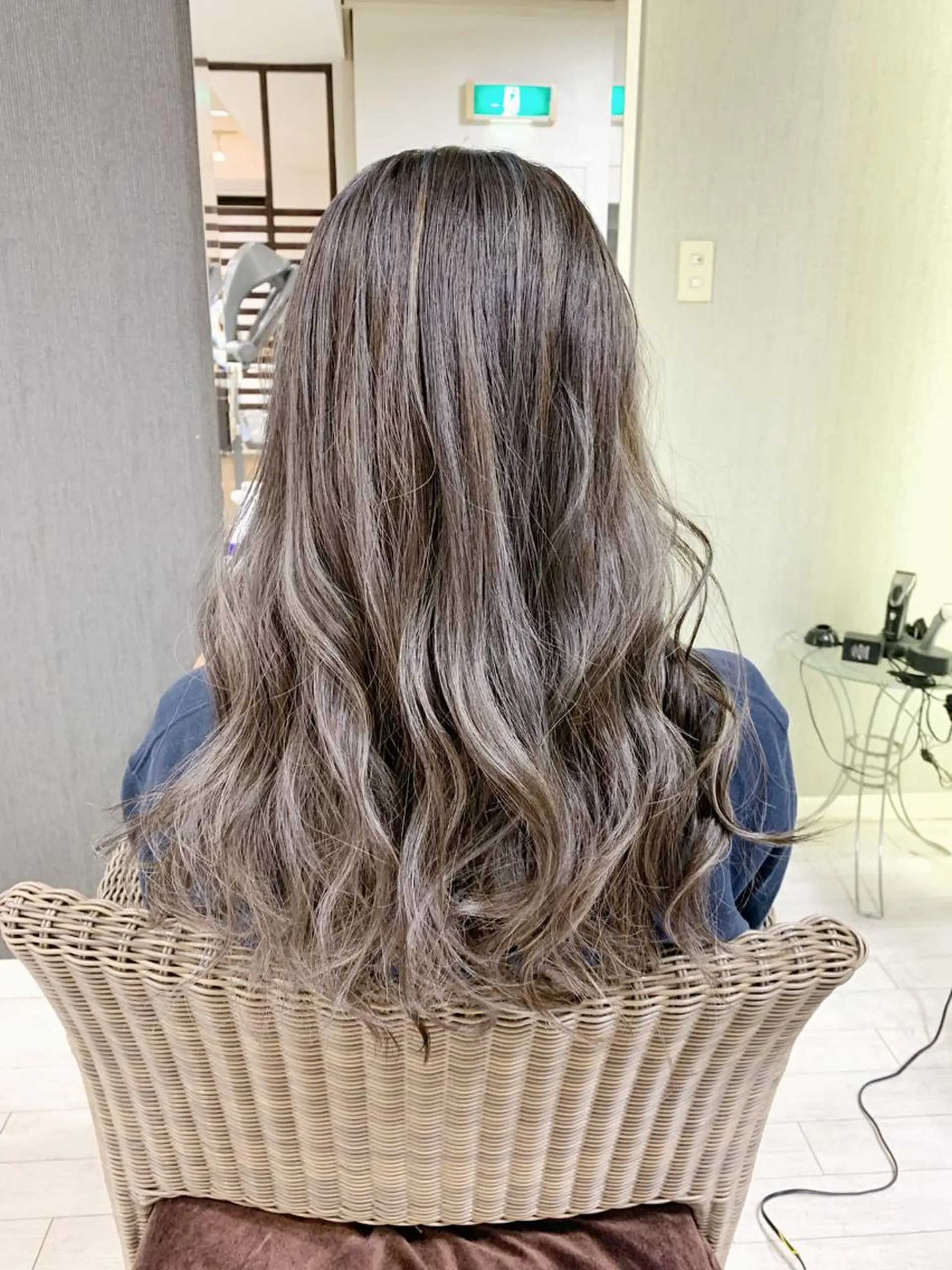 ロング カラー アッシュ デザインカラー ハイライトカラー シルバー ハイライト カット ヘアカラー トリートメント マルナ本店 ペコのヘアスタイル