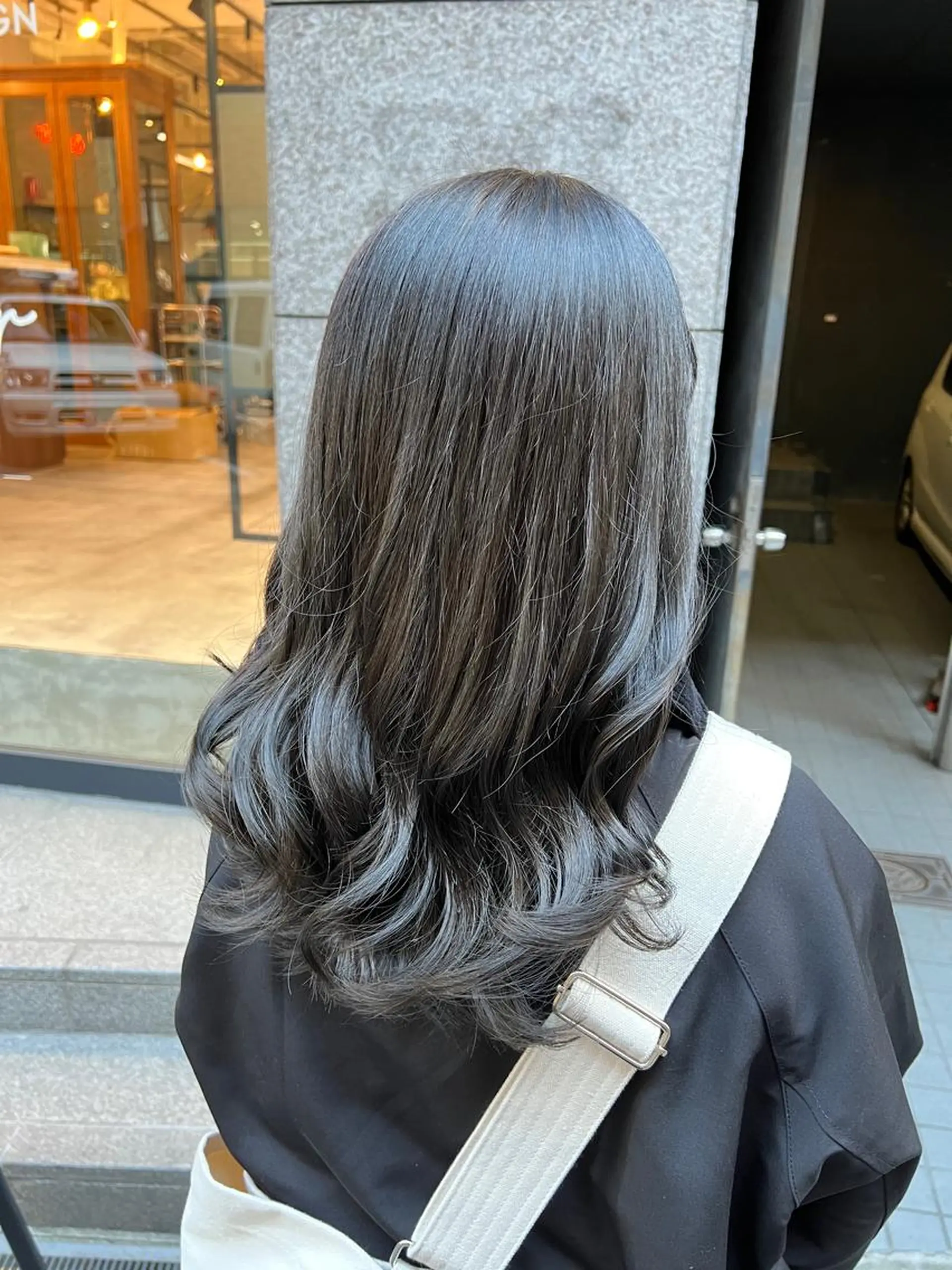 ロング カラー グレージュ オリーブグレージュ オリーブグレー カット ヘアカラー トリートメント ノイシキ サキのヘアスタイル