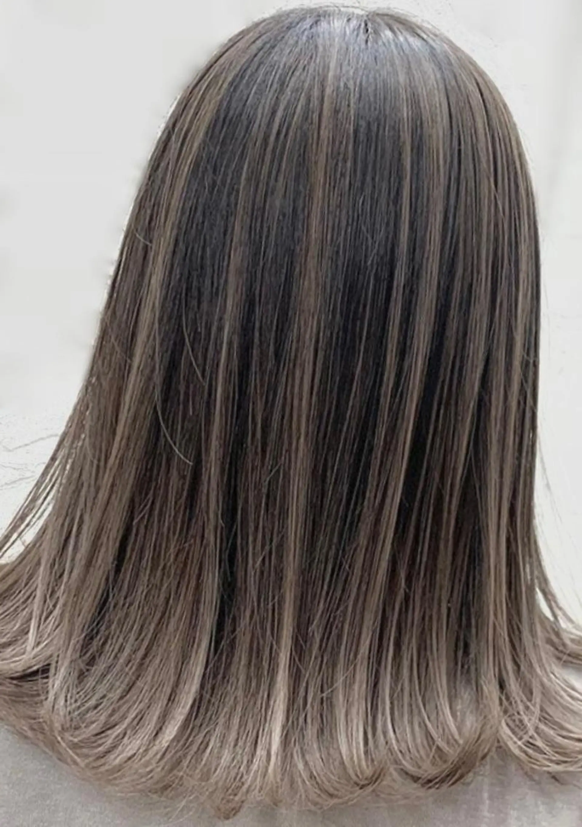 ミディアム ハイライト レイヤーカット ヘアカラー トップスタイリスト 江口 稜亮のヘアスタイル