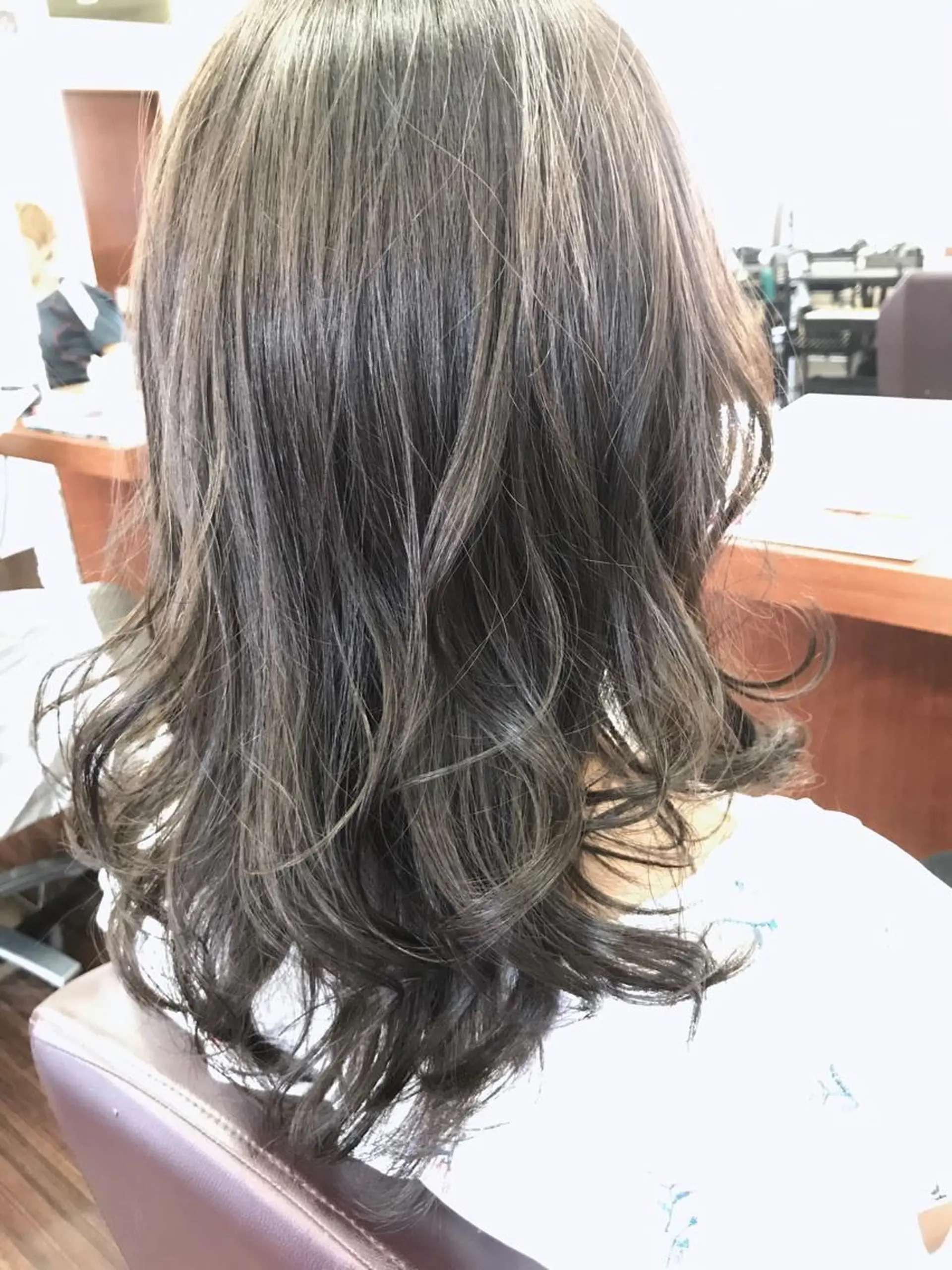 セミロング カラー グレージュ 20代半ば上質なへア ケア 髪質改善 大西のヘアスタイル