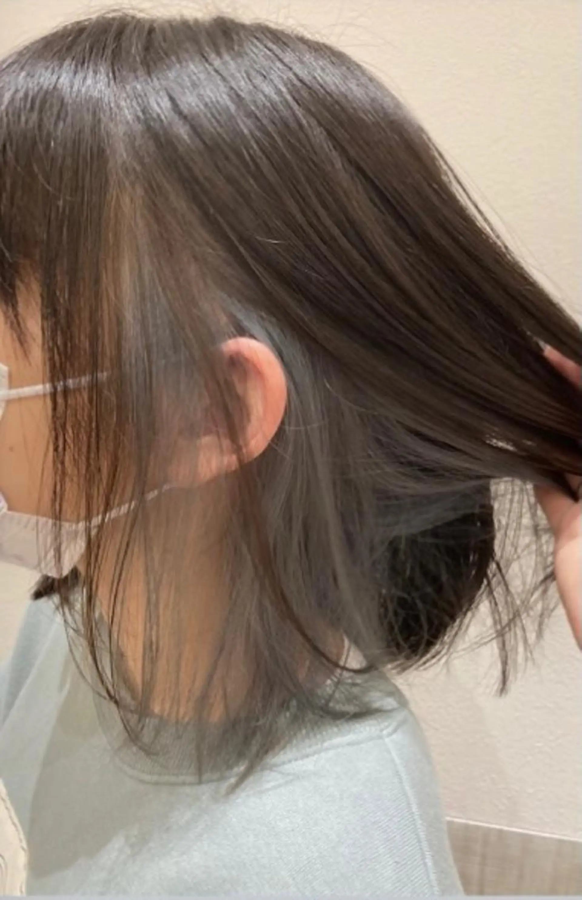 ショート カラー ブリーチ シルバー 佐藤 睦月のヘアスタイル