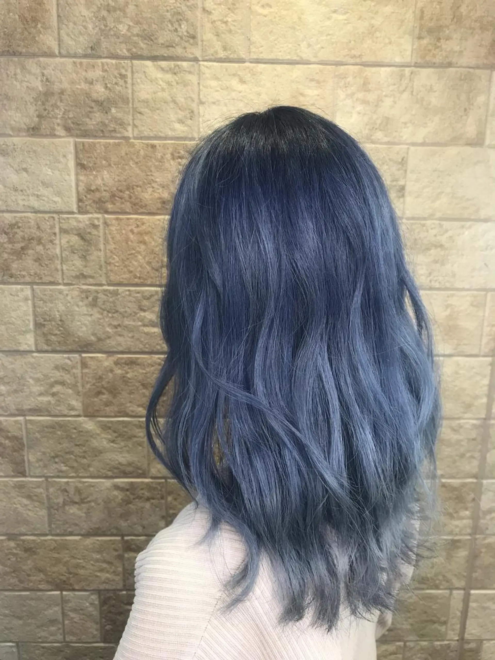 セミロング カラー ブリーチ ブルーカラー SEA BELLE YASUのヘアスタイル