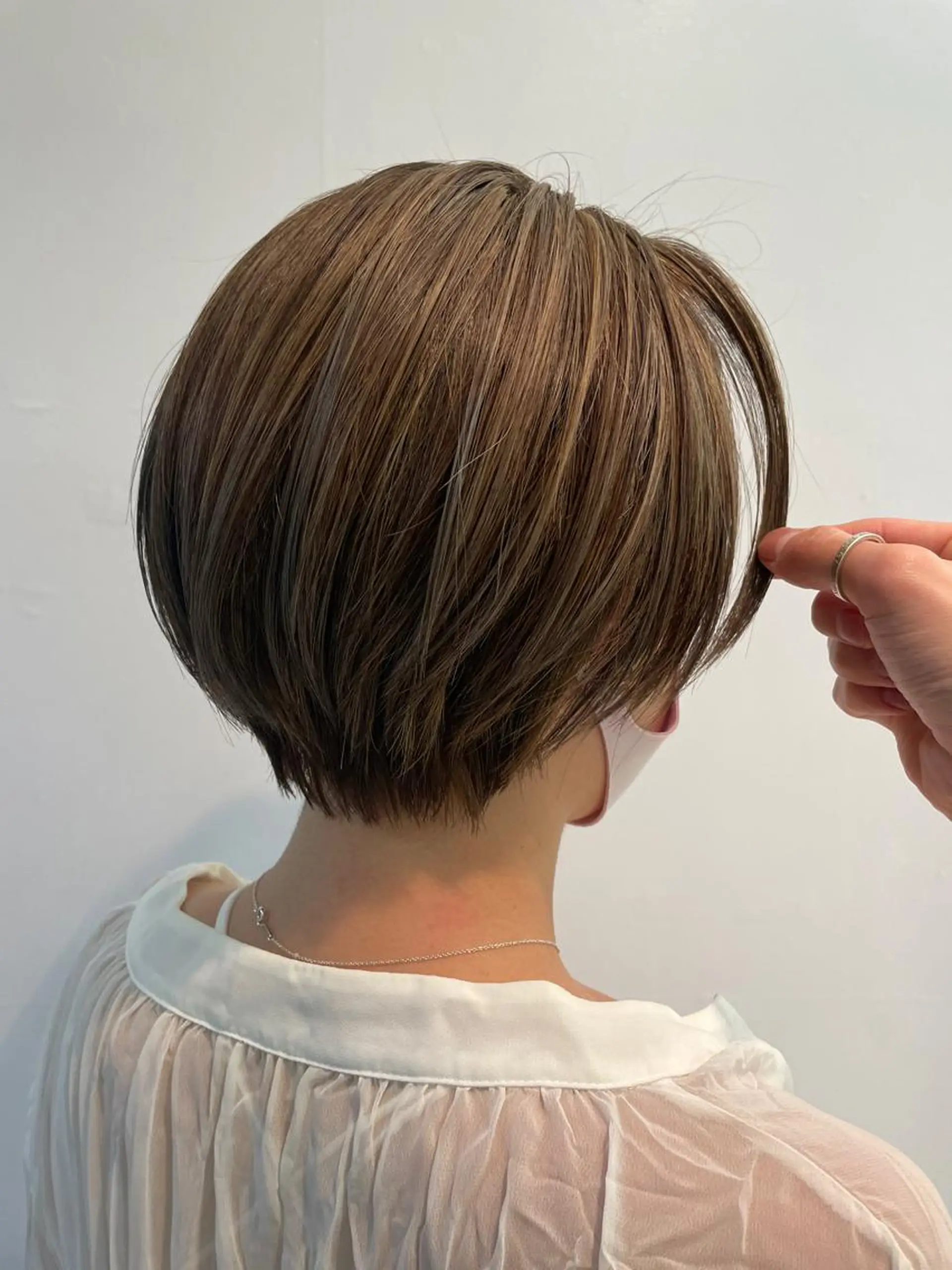 ショート アッシュ ハイライト レイヤーカット ショートヘア 【髪風船】上大岡店所属・齋藤 尋真のヘアスタイル