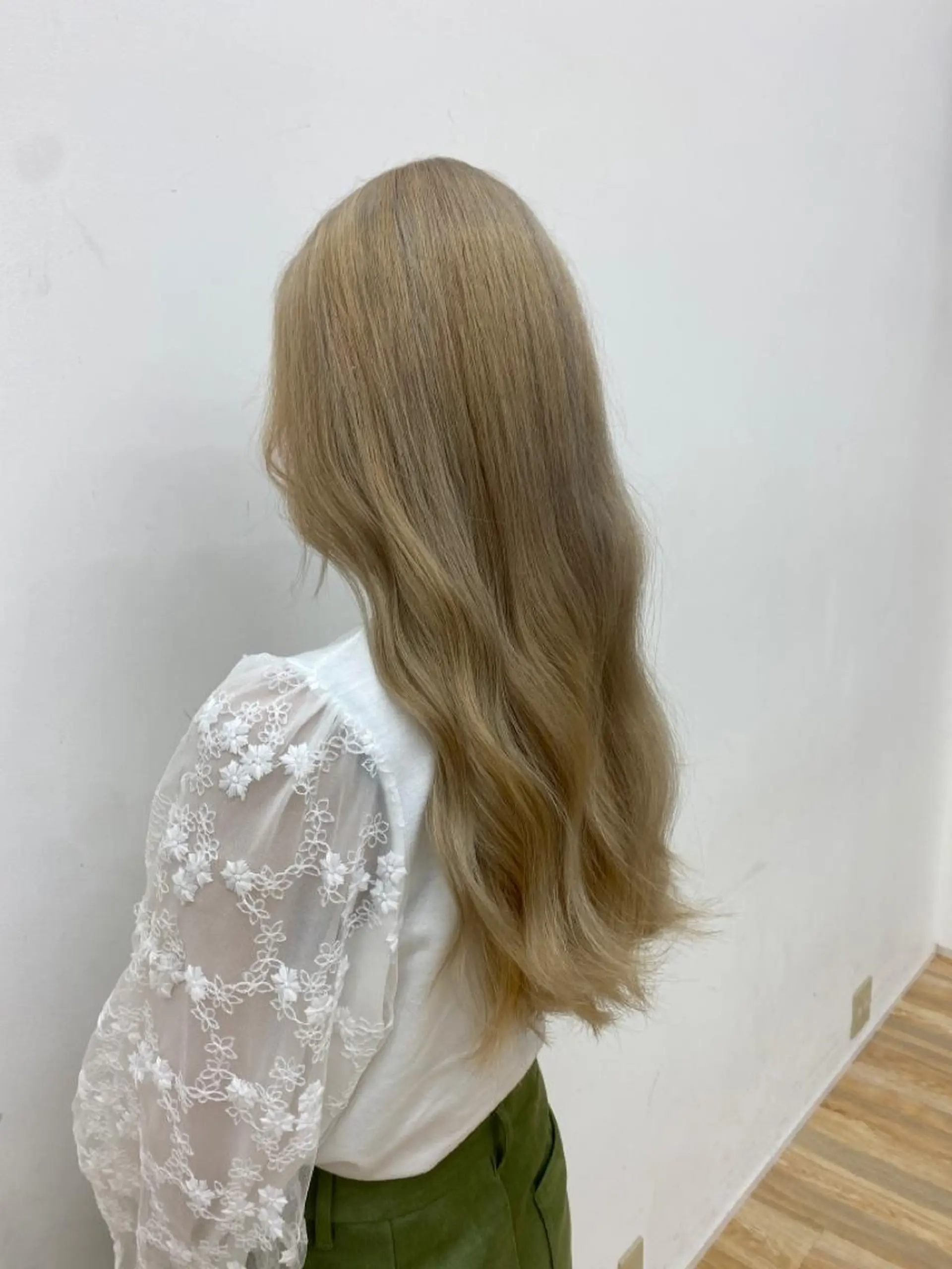 ロング カラー ベージュカラー ミルクティーベージュ THE ESCALA 町田所属・町田縮毛矯正/ 髪質改善/美髪特化のヘアスタイル