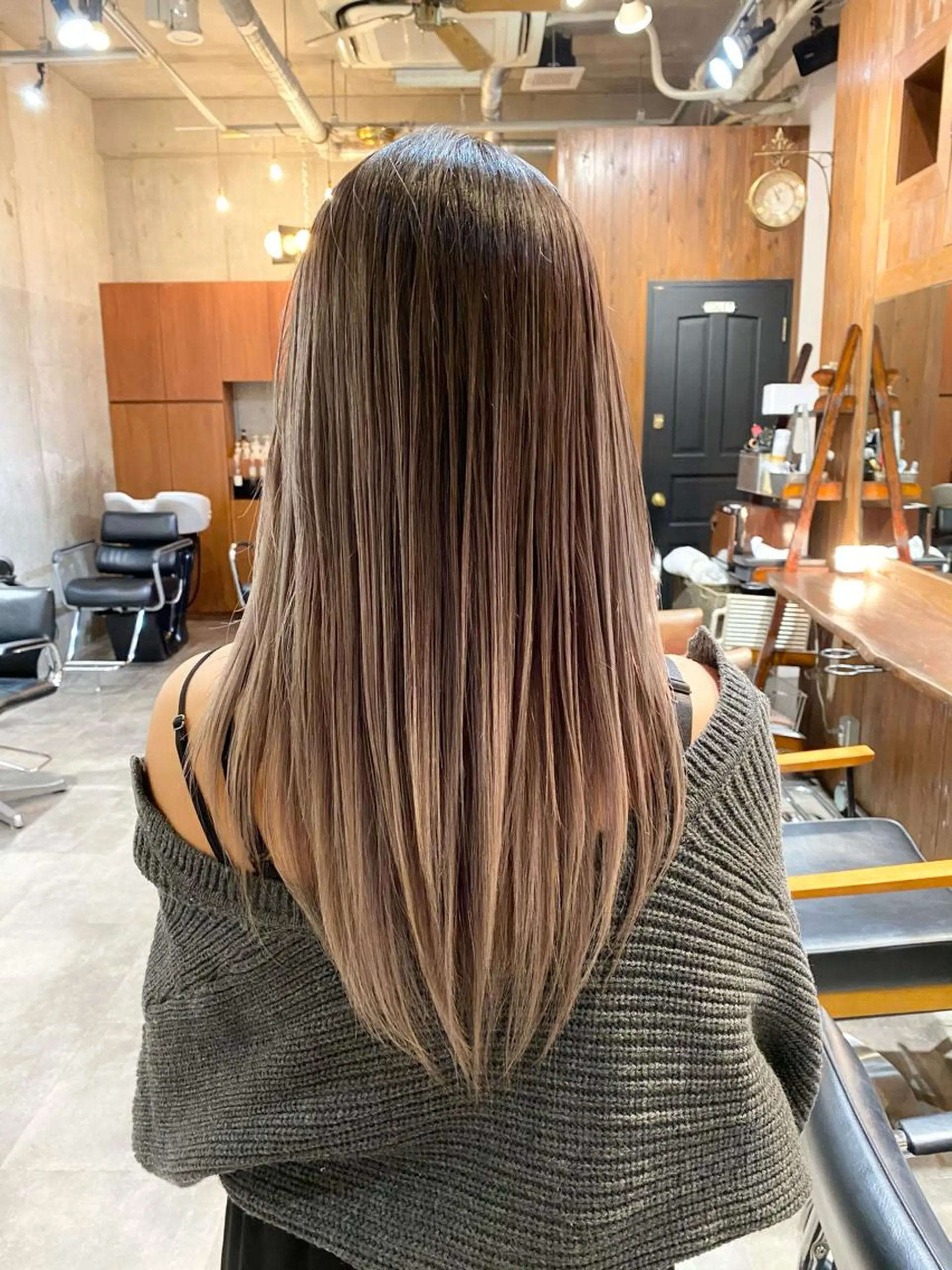 ロング コールネックスザサロン所属・白髪ぼかし×デザイン 🕊️🫧ホウジョウのヘアスタイル