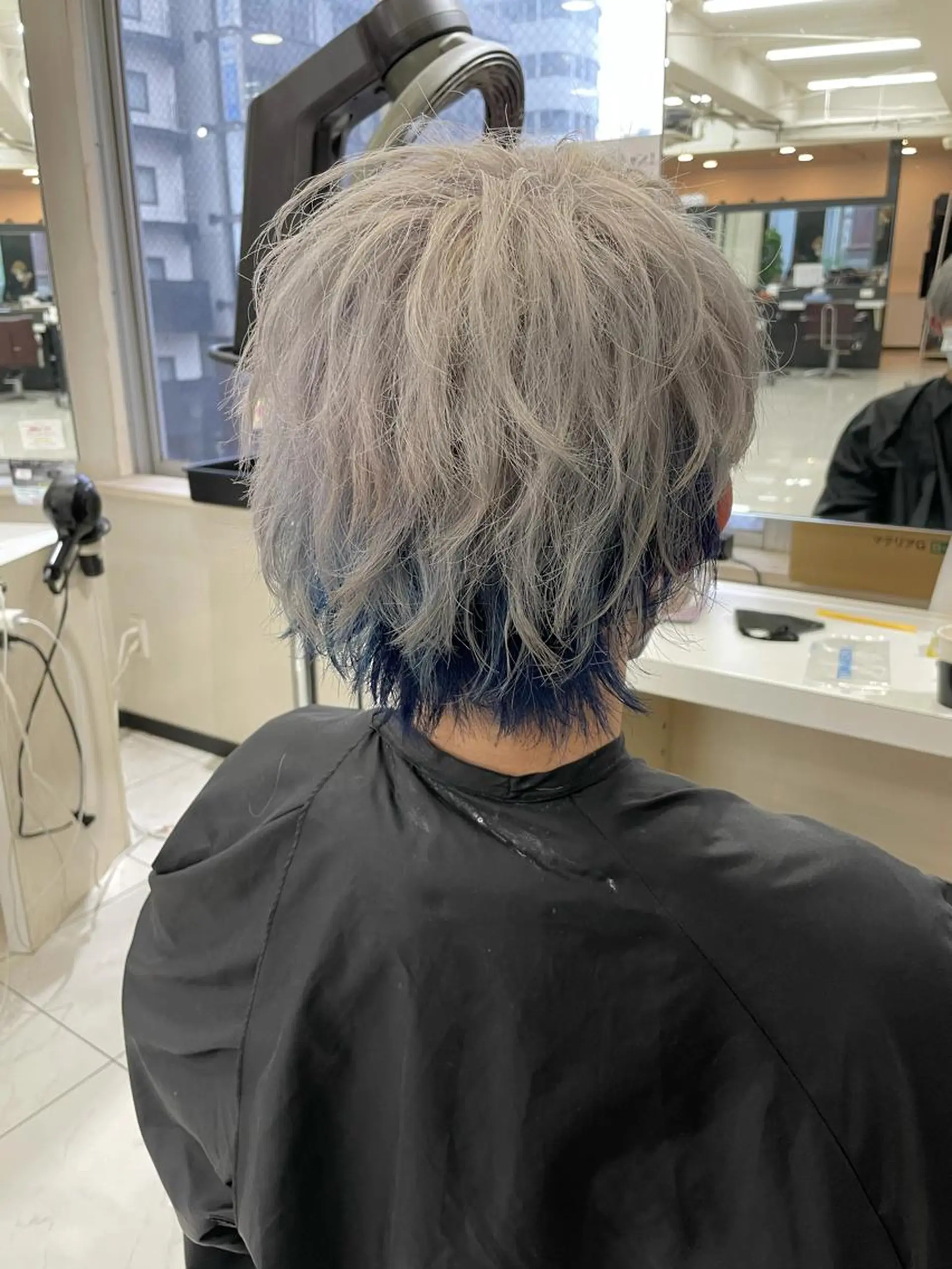 ショート カラー メンズ ブルーカラー シルバー 曲がる縮毛矯正 髪質改善/西尾 幸樹のヘアスタイル