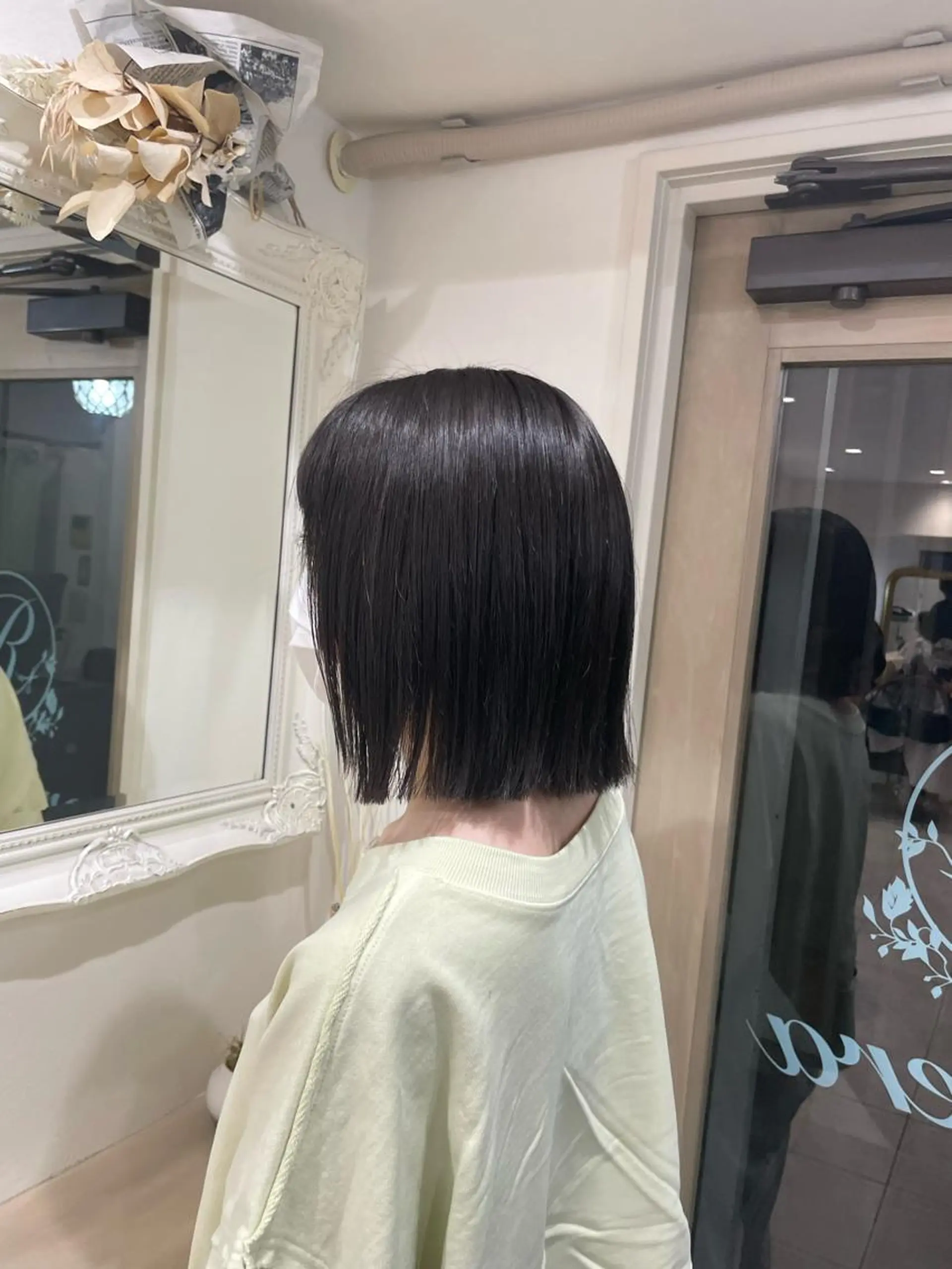 ミディアム カラー 切りっぱなしボブ ボブ cinq PROJECT所属・ミルクティーベージュ /三村克彦のヘアスタイル