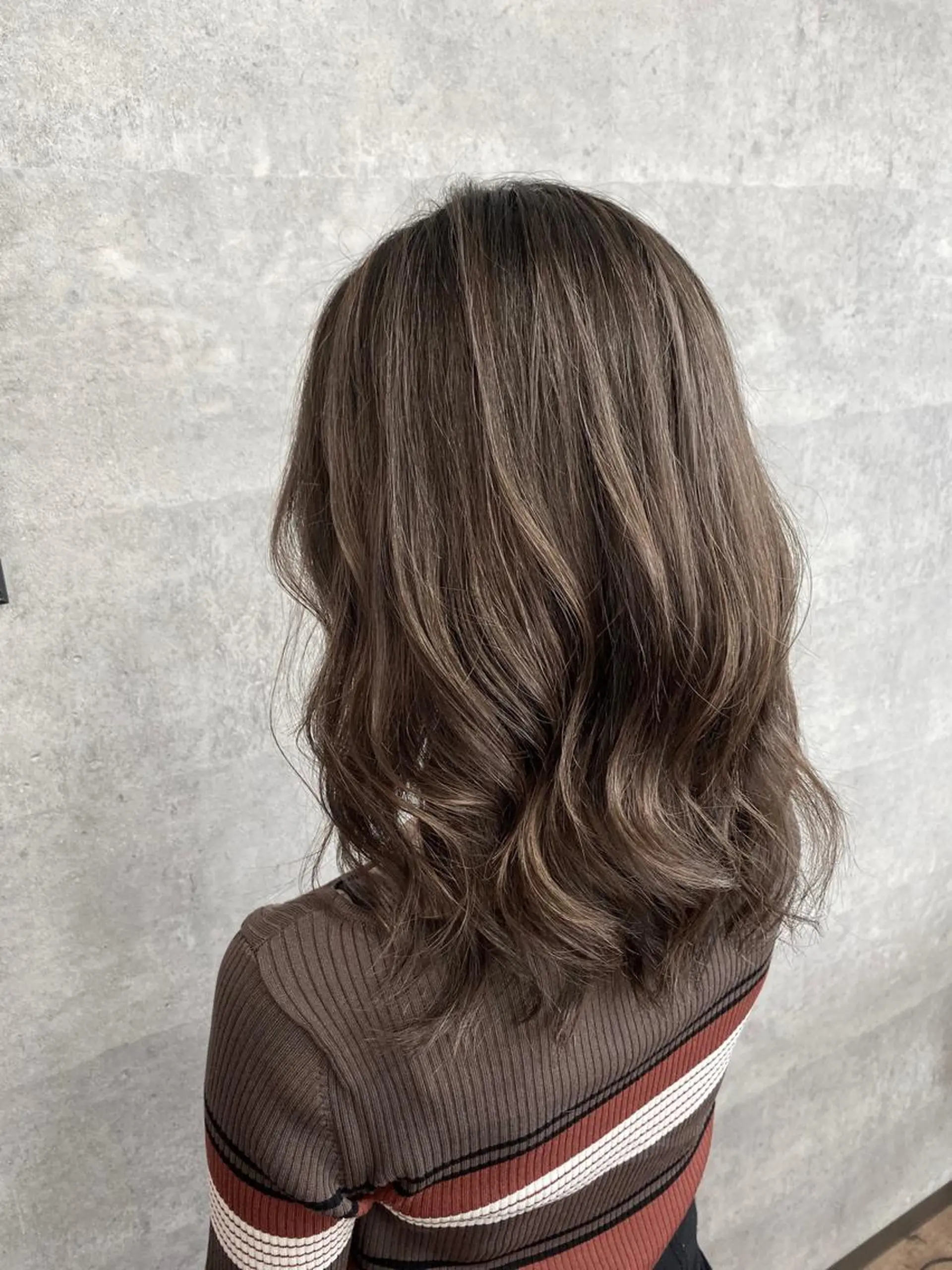 セミロング ハイライト _White所属・ＳＨＩ ＺＵのヘアスタイル