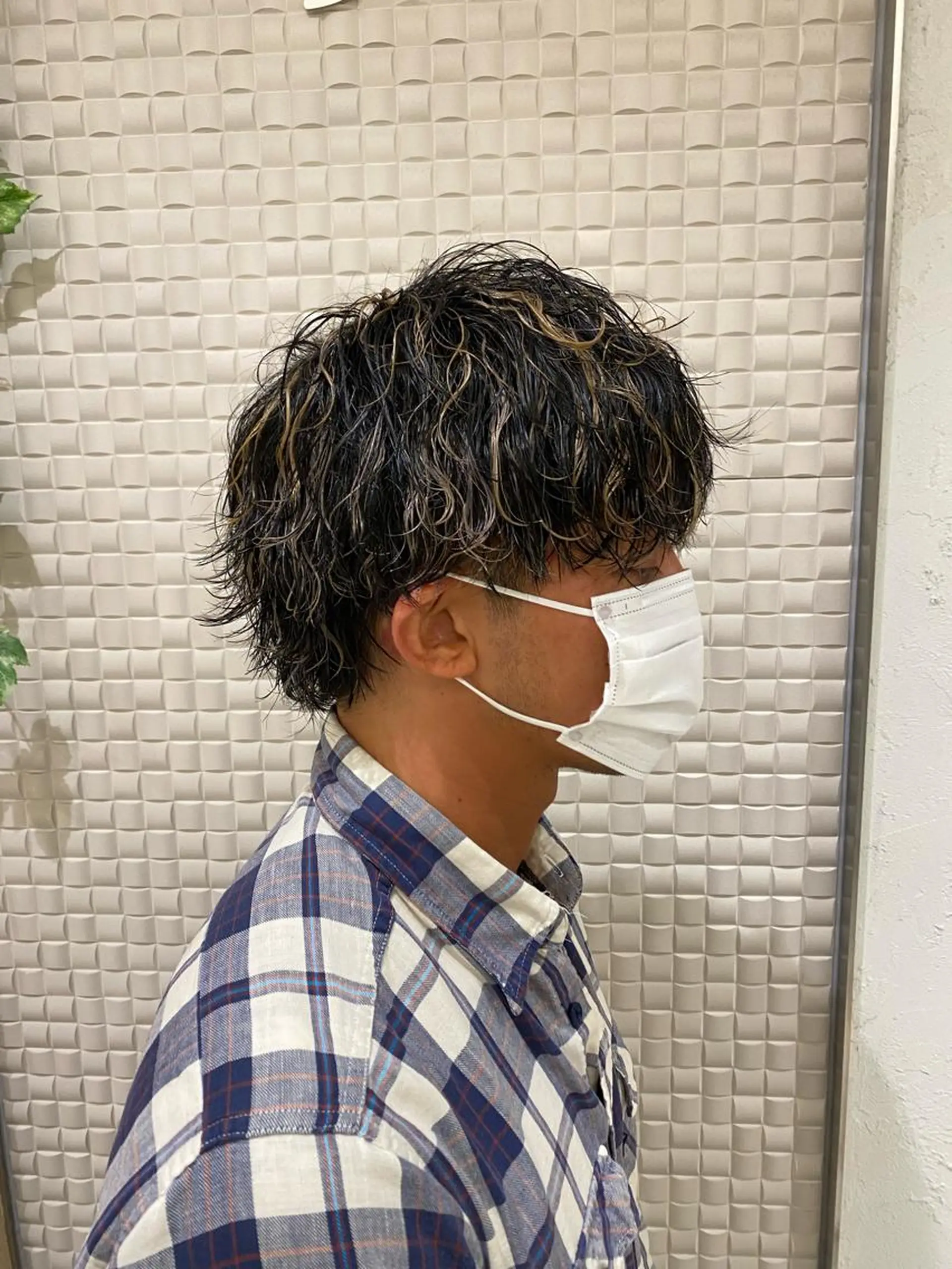 ミディアム カラー パーマ ヘアアレンジ メンズ キッズ アイブロウ ミディアムパーマ センターパート マッシュウルフ マッシュ メンズパーマ 新宿スペインカール ヨモギダのヘアスタイル