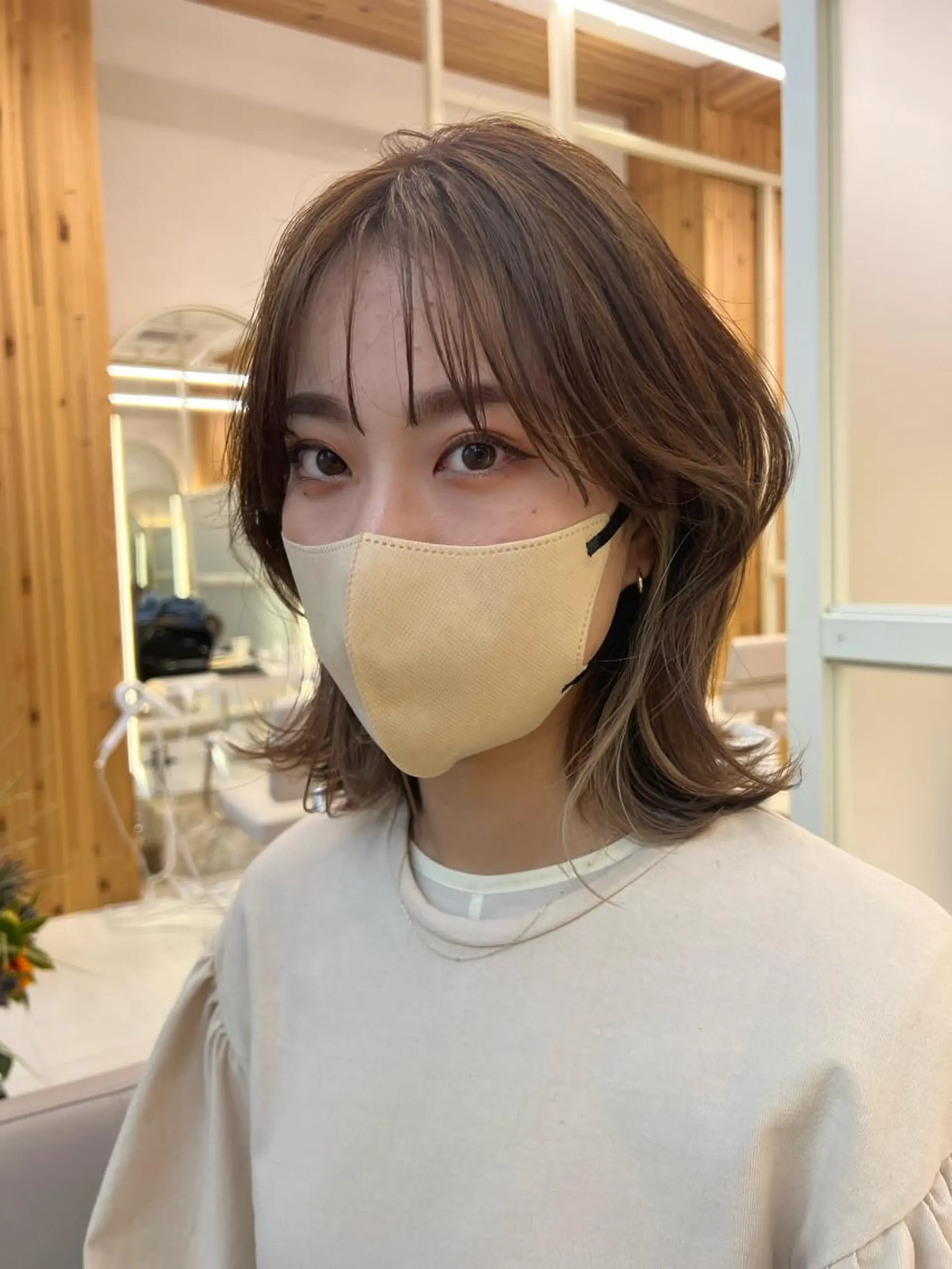 ミディアム カラー 切りっぱなしボブ ベージュカラー ブリーチ グレージュ ボブ カット ヘアカラー トリートメント ニュアンスレイヤー ハイトーンカラーのヘアスタイル