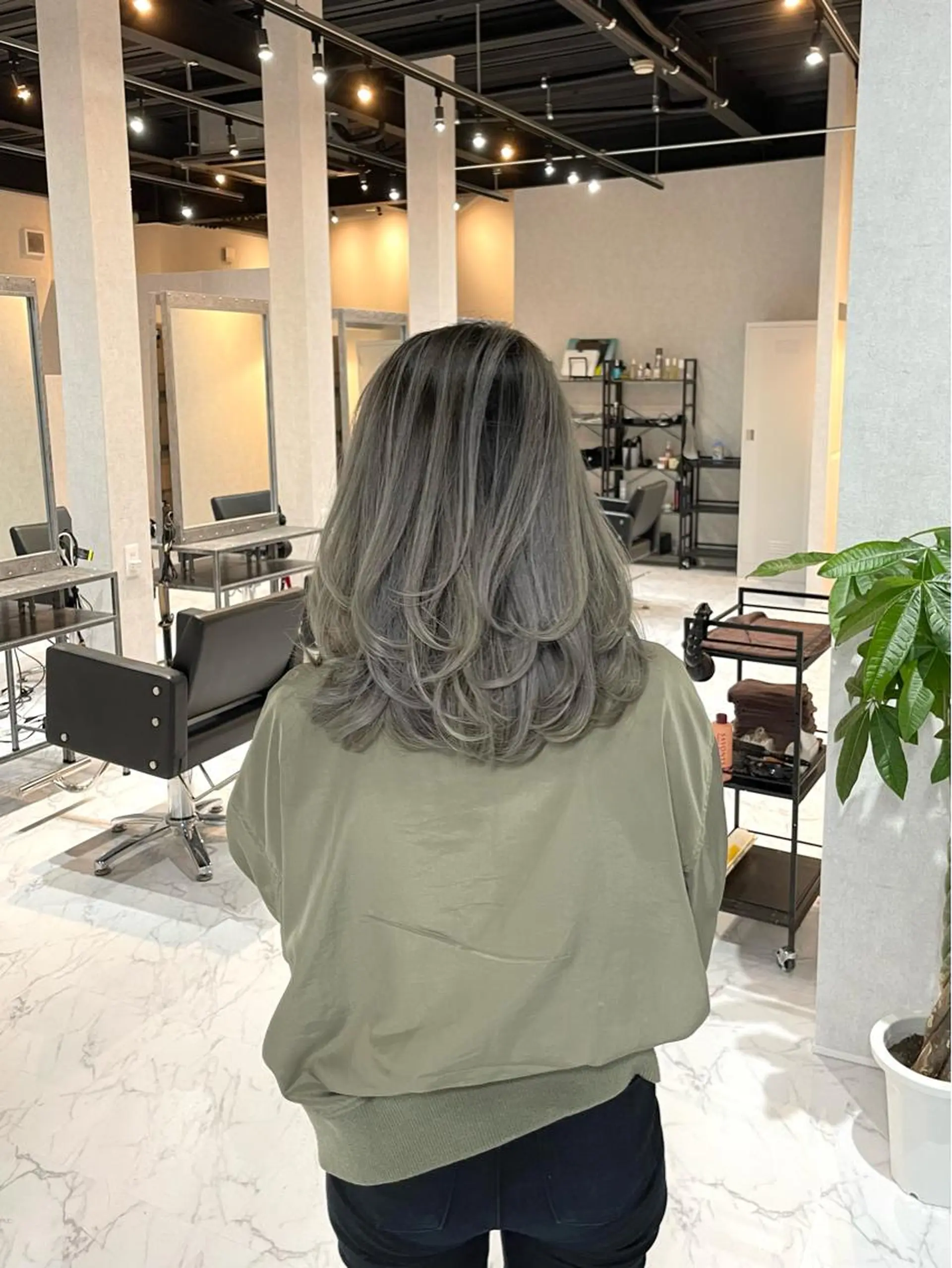 ミディアム カラー ヘアアレンジ バレイヤージュ デザインカラー ハイライトカラー 外国人風カラー ハイライト カット ヘアカラー トリートメント アンドウ ユウ/ レイヤーカット/韓国のヘアスタイル