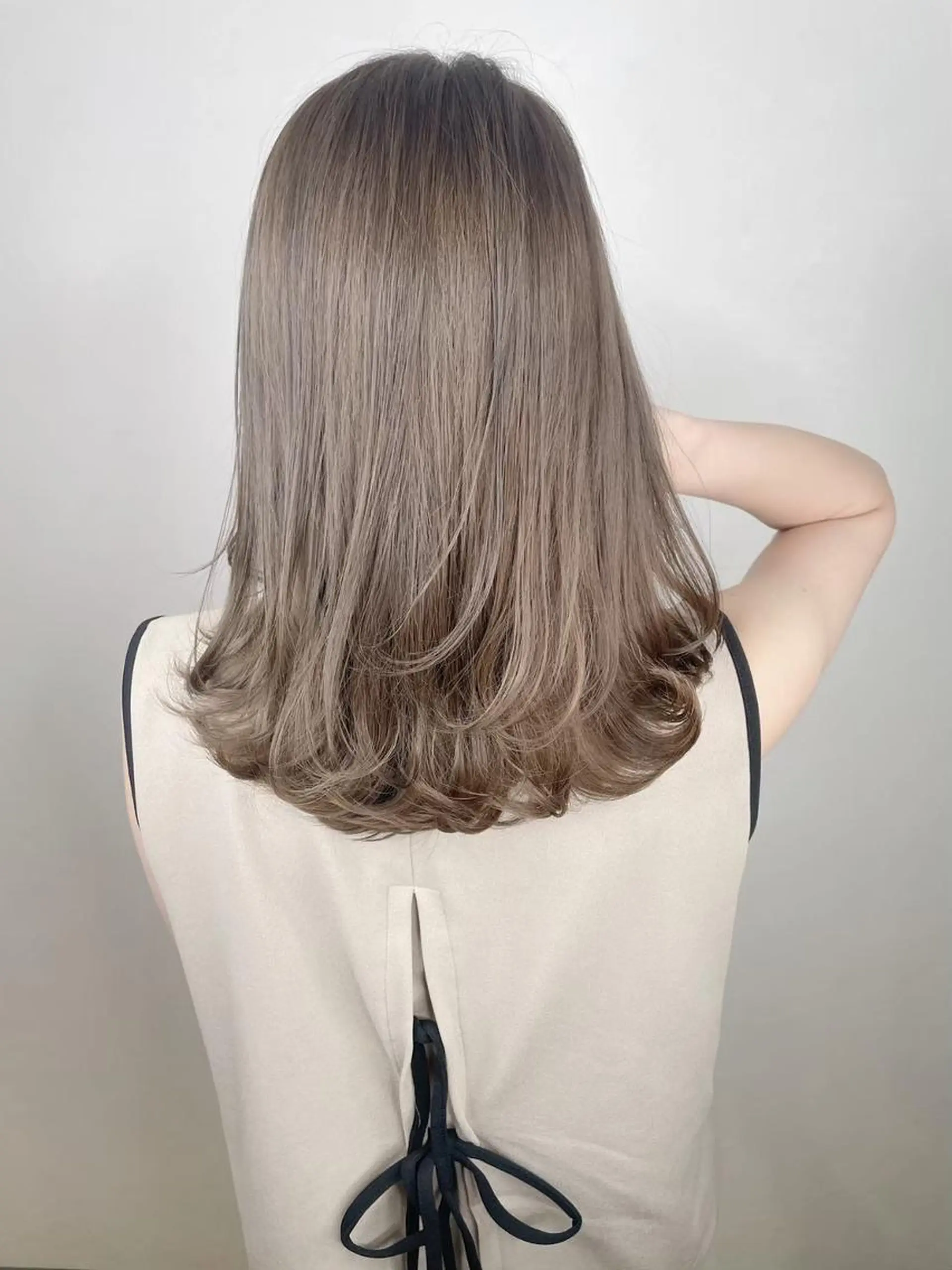 セミロング ボブ 斜めバング 外国人風カラー 伸ばしかけ ハイライト ヘアカラー トリートメント ＿WHITE鳳店 アンダーバーホワイトのヘアスタイル