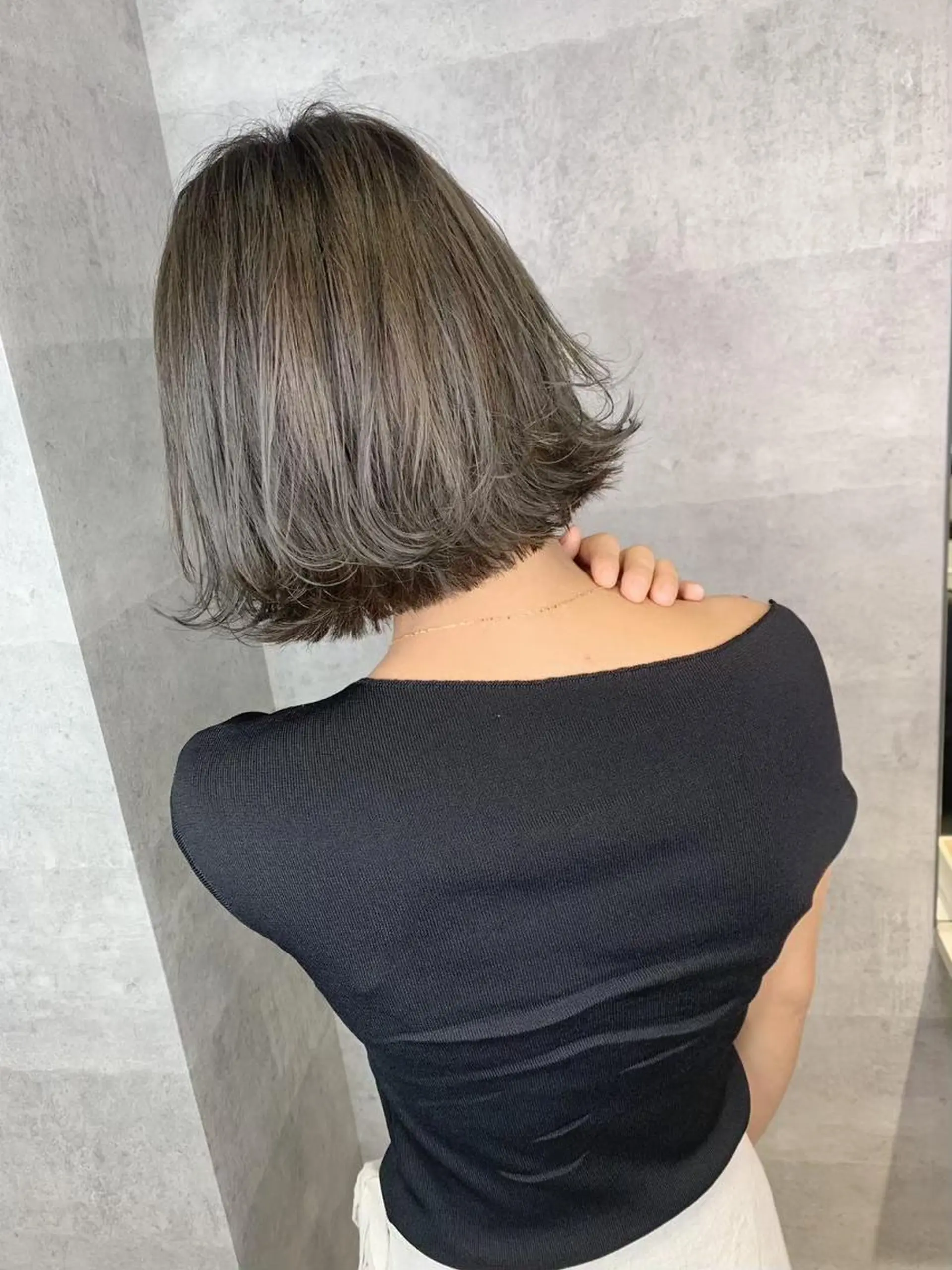 ミディアム ボブ 斜めバング 外国人風カラー 伸ばしかけ ハイライト カット ヘアカラー トリートメント ＿WHITE鳳店 アンダーバーホワイトのヘアスタイル