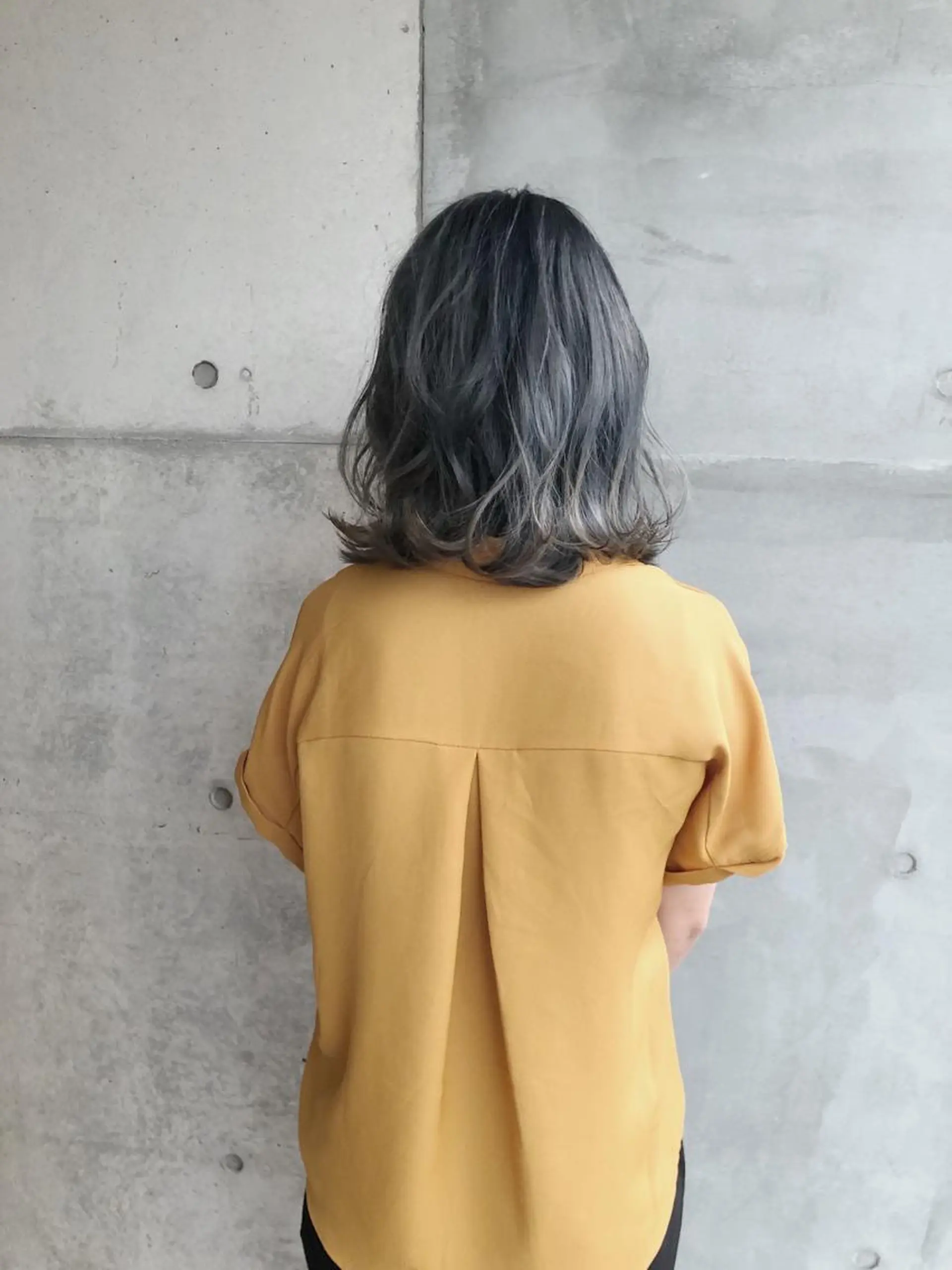 ミディアム カラー アッシュ ブリーチ ダークアッシュ デザインカラー グラデーションカラー ヘアカラー トリートメント 吉田 明弘のヘアスタイル