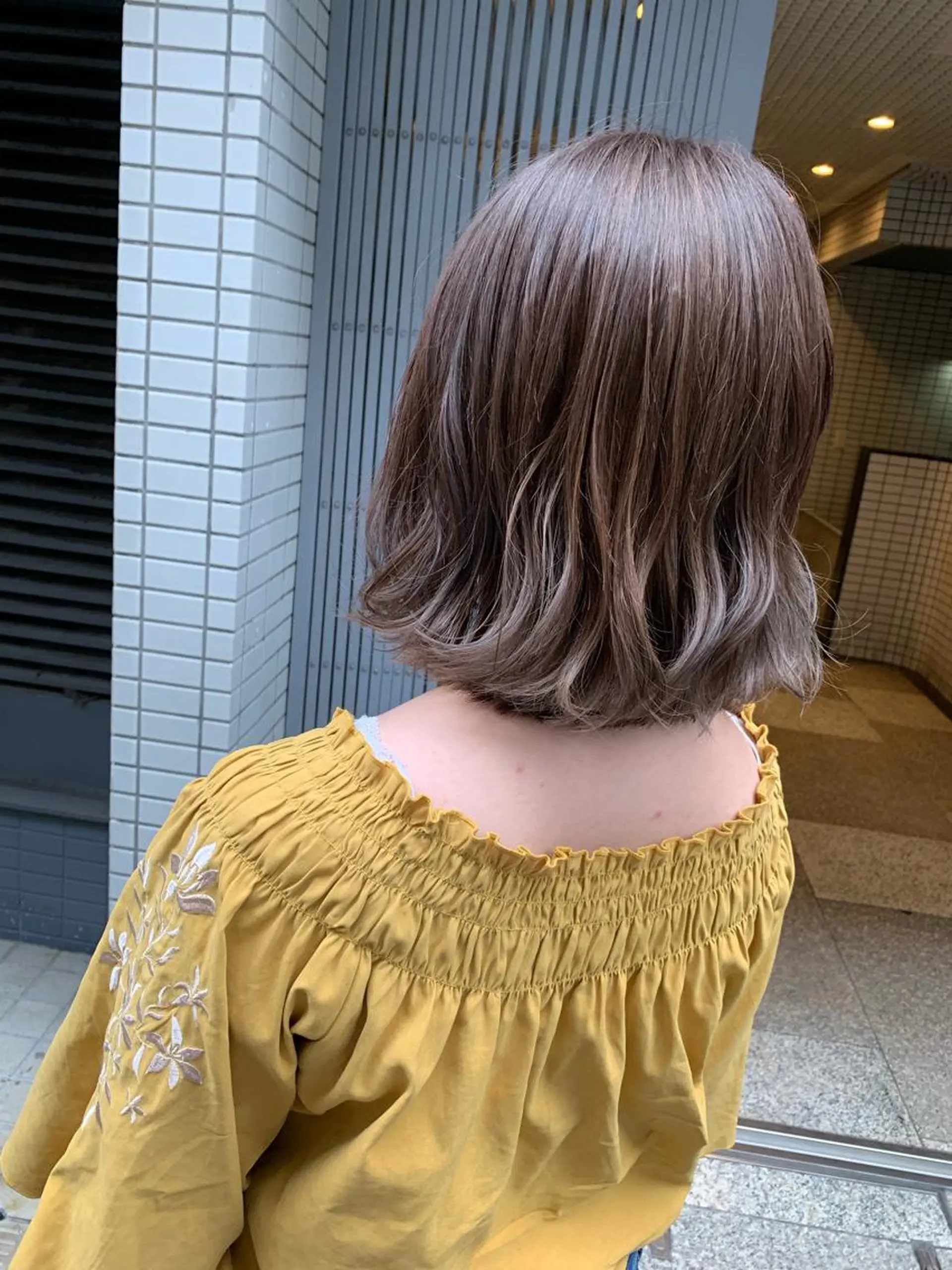 ミディアム カラー ブリーチ 透明感カラー グラデーションカラー グレージュ ハイライトカラー ベージュ/オリーブ /ボブ/小笠原汐海のヘアスタイル