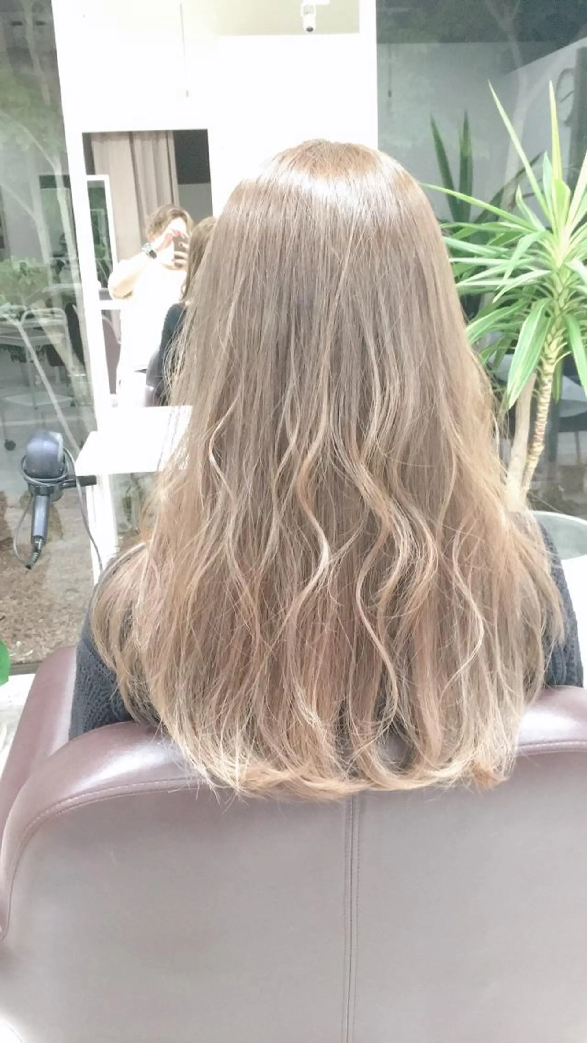 ロング カラー ブリーチ 透明感カラー Aile所属・酸性ストレート／カラ ー/山下高明のヘアスタイル