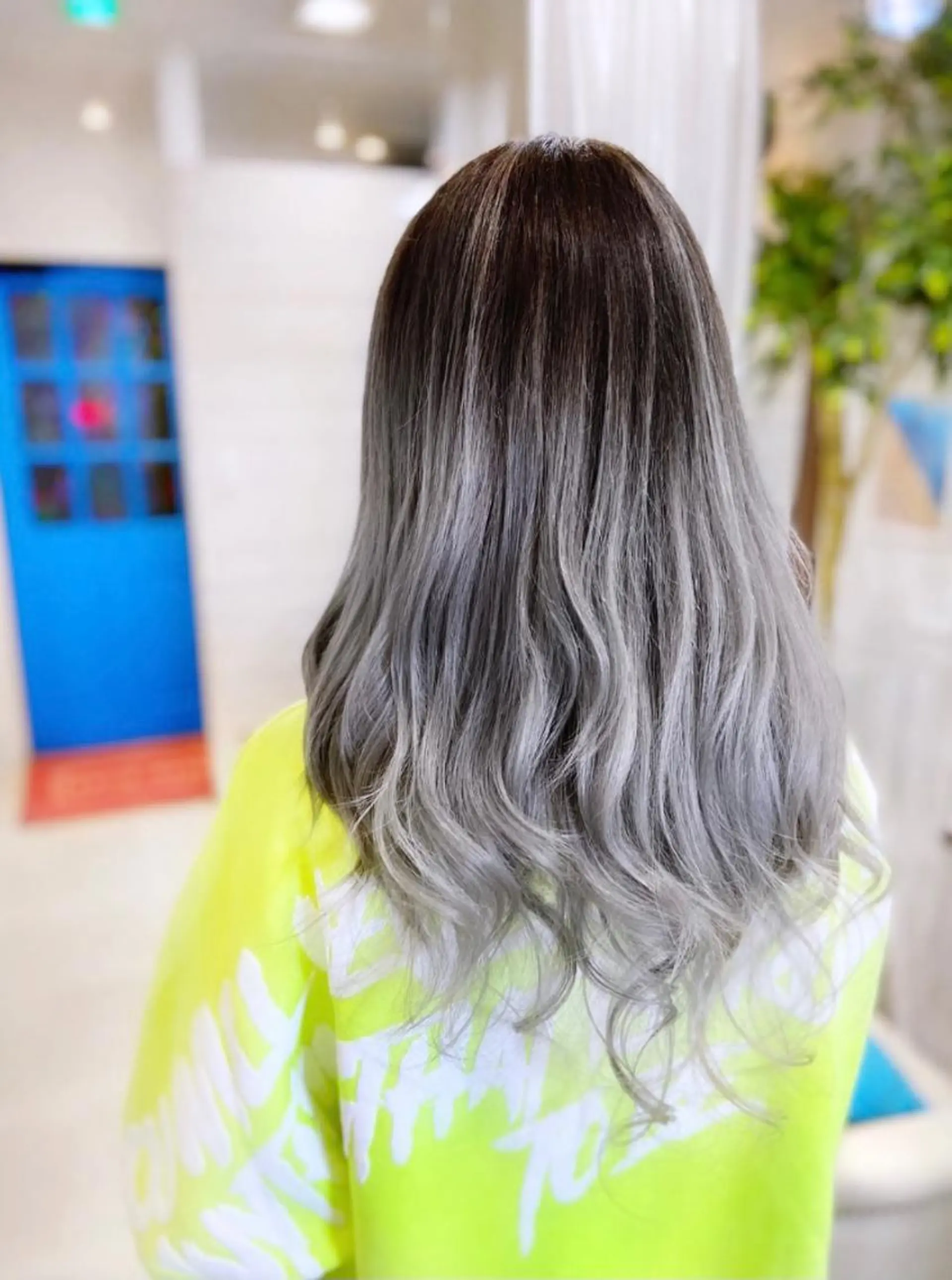 セミロング カラー ヘアアレンジ グラデーションカラー シルバー ホワイトシルバー ヘアカラー トリートメント Shelltie Fiel (シェルティフィエル)所属・次世代シールエクステ 錦糸町 小泉 朋之のヘアスタイル