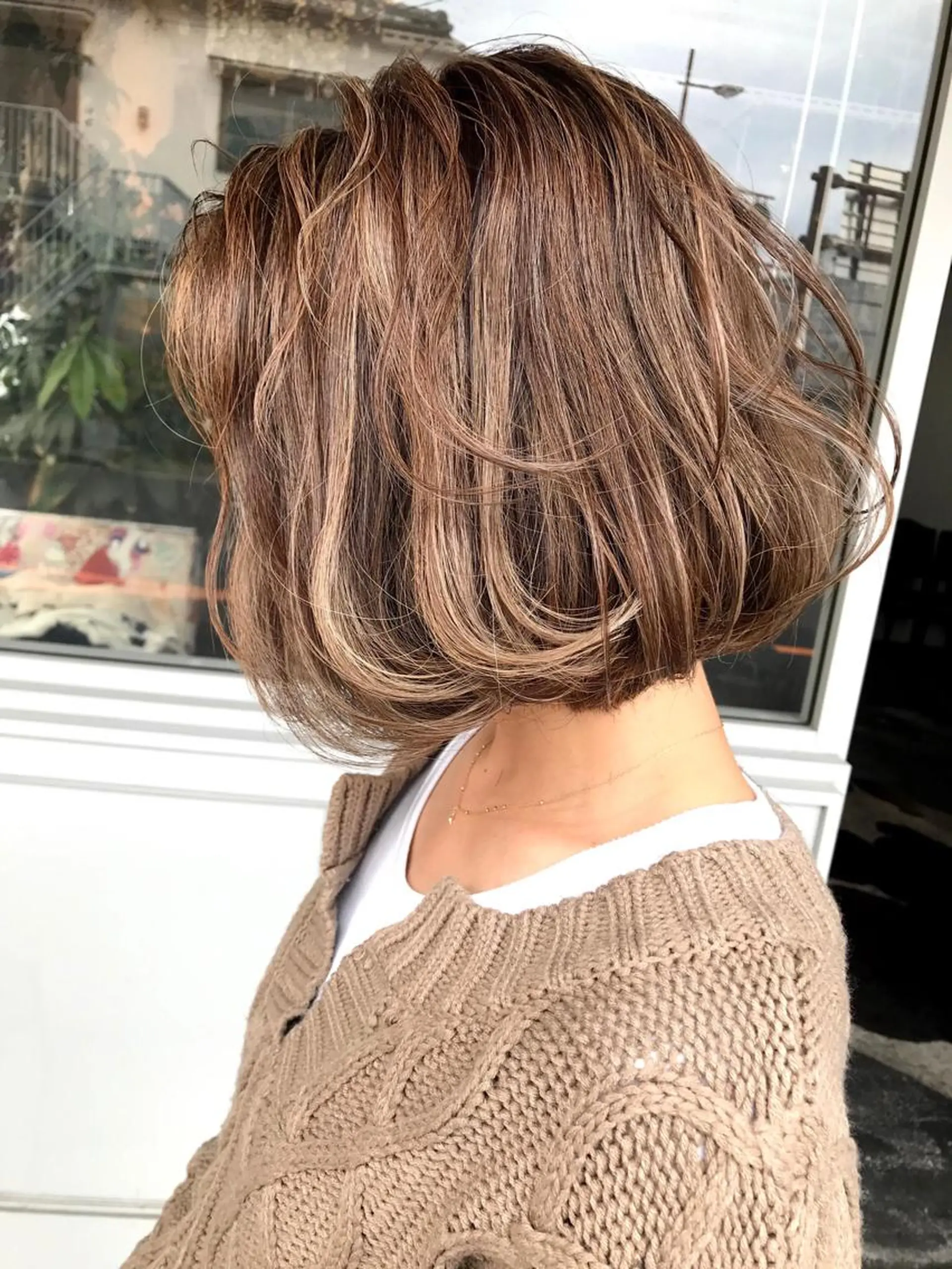 ショート カラー ヘアアレンジ お団子ヘア 切りっぱなしボブ バレイヤージュ デザインカラー グラデーションカラー Mariana/ 鶴原-ハイライトのヘアスタイル