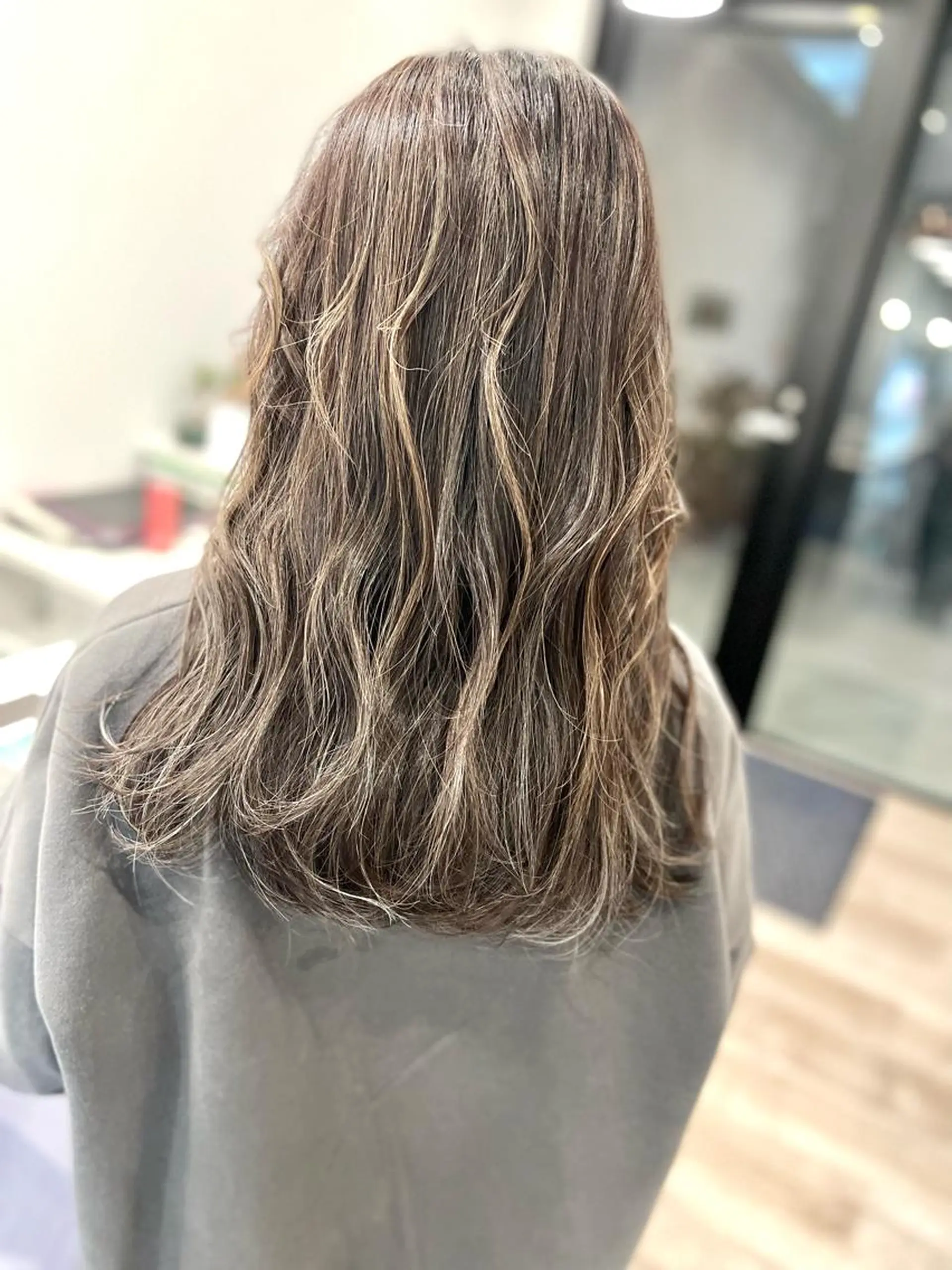セミロング ハイライト ヘアカラー トリートメント ブリーチ毛に縮毛矯正 ✨カラー✨山田 正幸のヘアスタイル